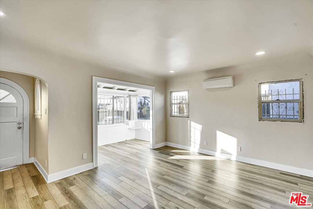 Los Angeles, California, 90043, United States, 2 Bedrooms Bedrooms, ,Residential,For Sale,1766185