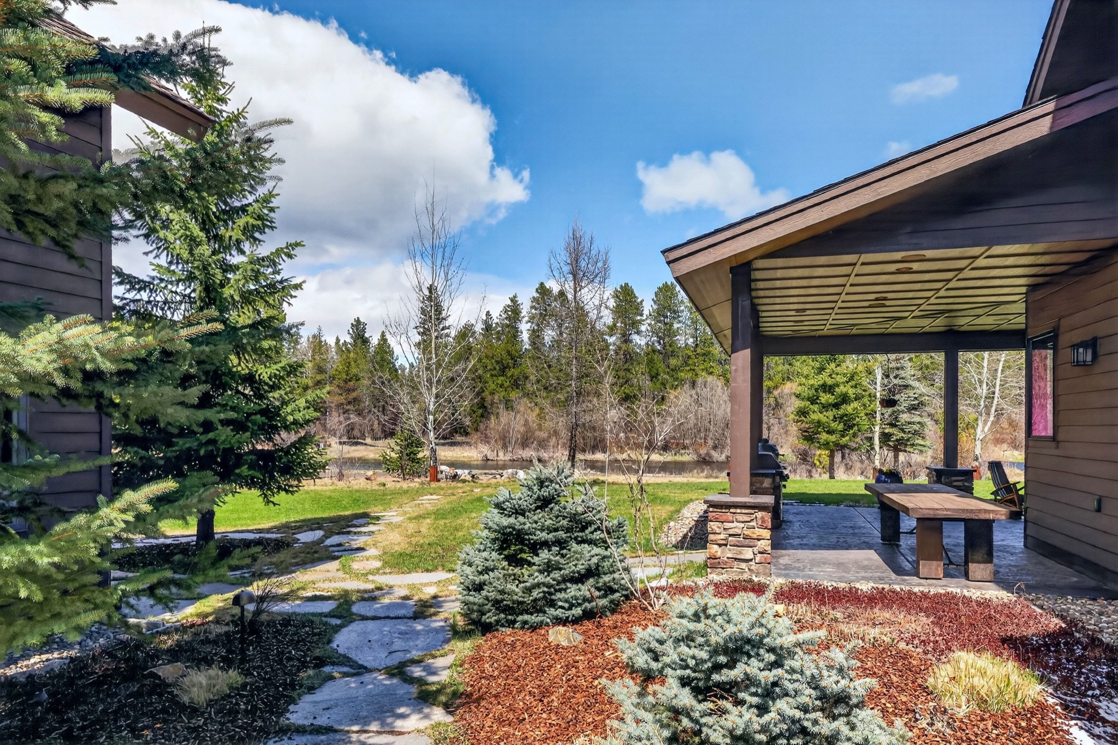  Stunning Home with Payette River Frontage on 2.66 Acres in McCall, Idaho - 物件實景