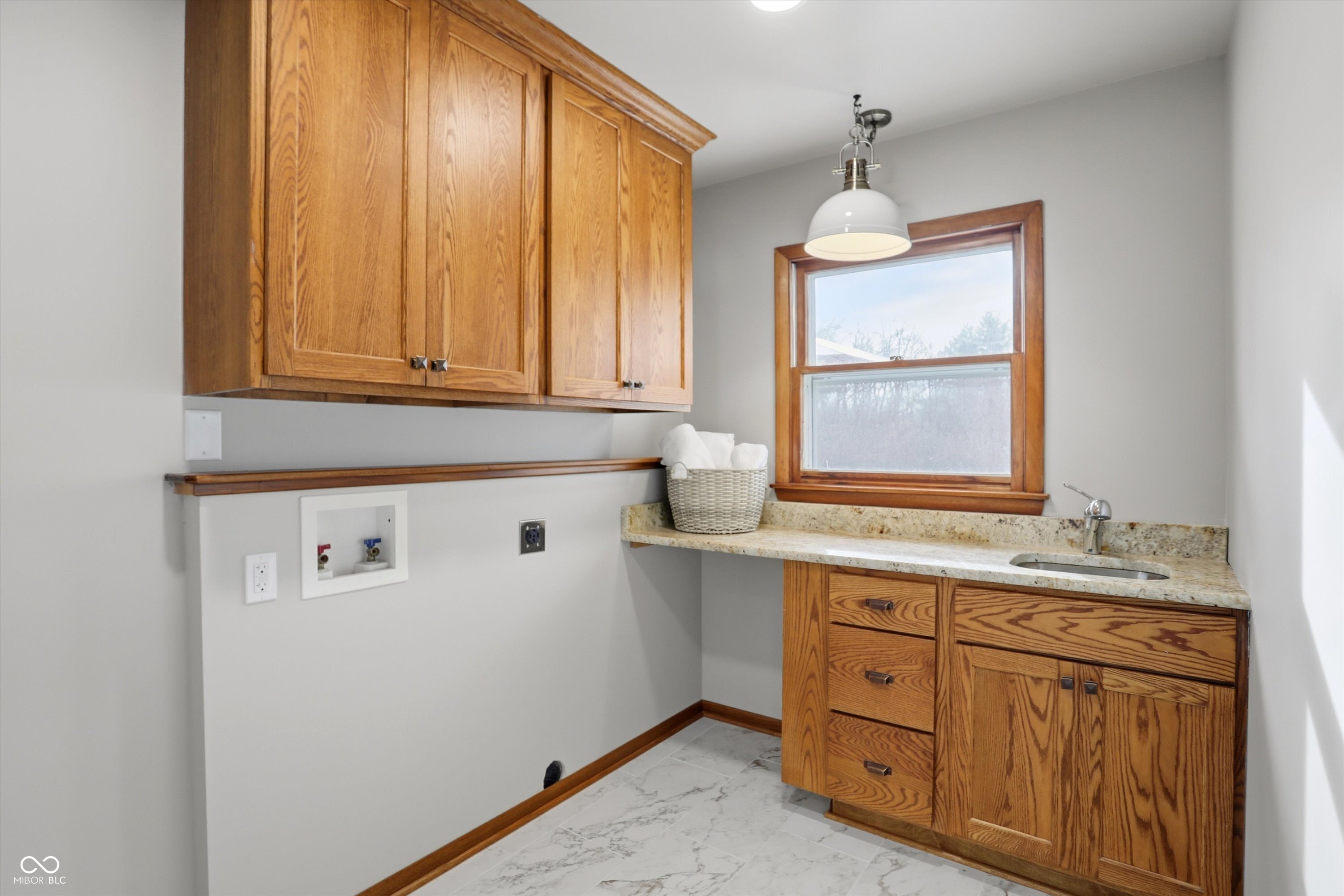 Zionsville, Indiana, 46077, United States, 3 Bedrooms Bedrooms, ,2 BathroomsBathrooms,Residential,For Sale,2008778