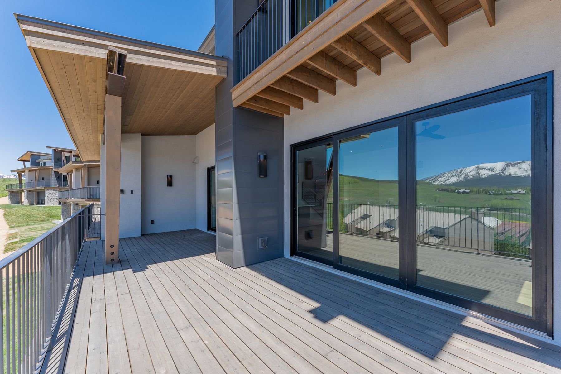  This Exceptional Mountain Residence Enjoys Sweeping, Unobstructed Views - 物件實景
