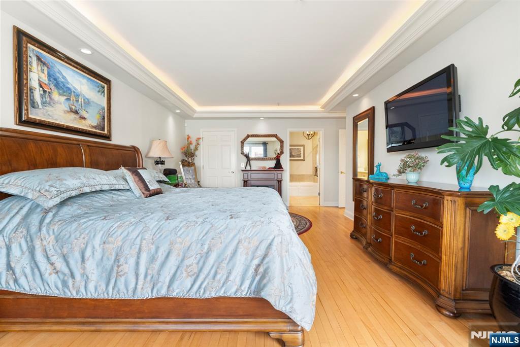 Edgewater, New Jersey, 07020, United States, 2 Bedrooms Bedrooms, ,2 BathroomsBathrooms,Residential,For Sale,1934539