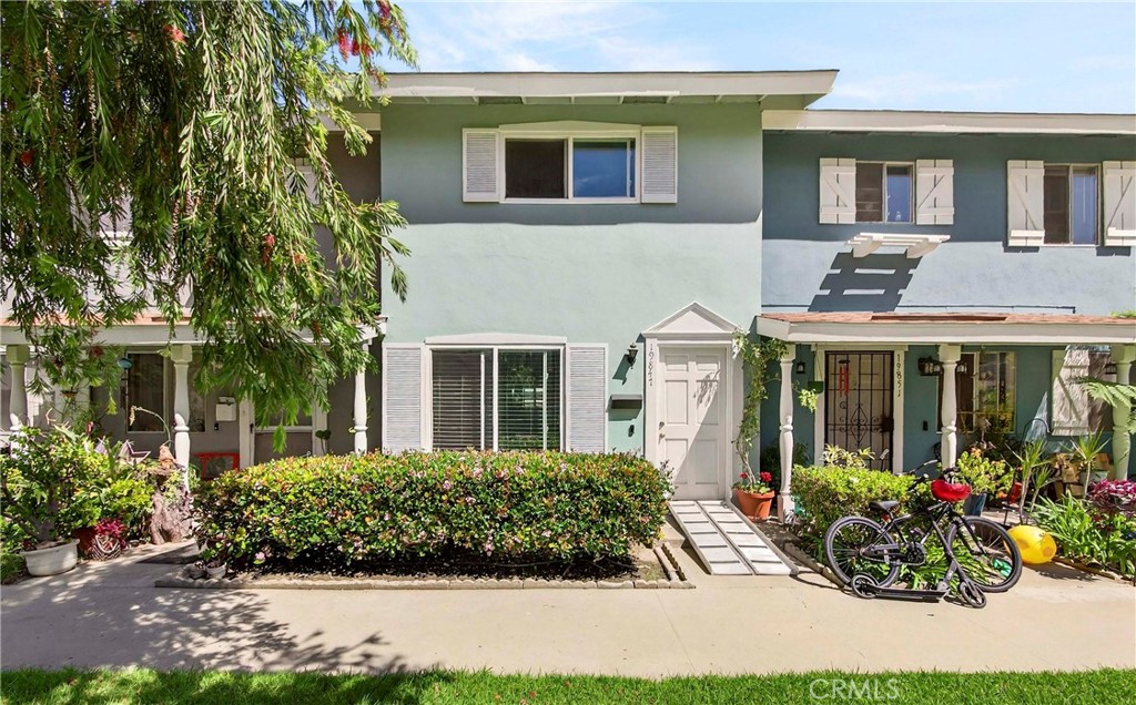 Huntington Beach, California, 92646, United States, 2 Bedrooms Bedrooms, ,2 BathroomsBathrooms,Residential,For Sale,2048347