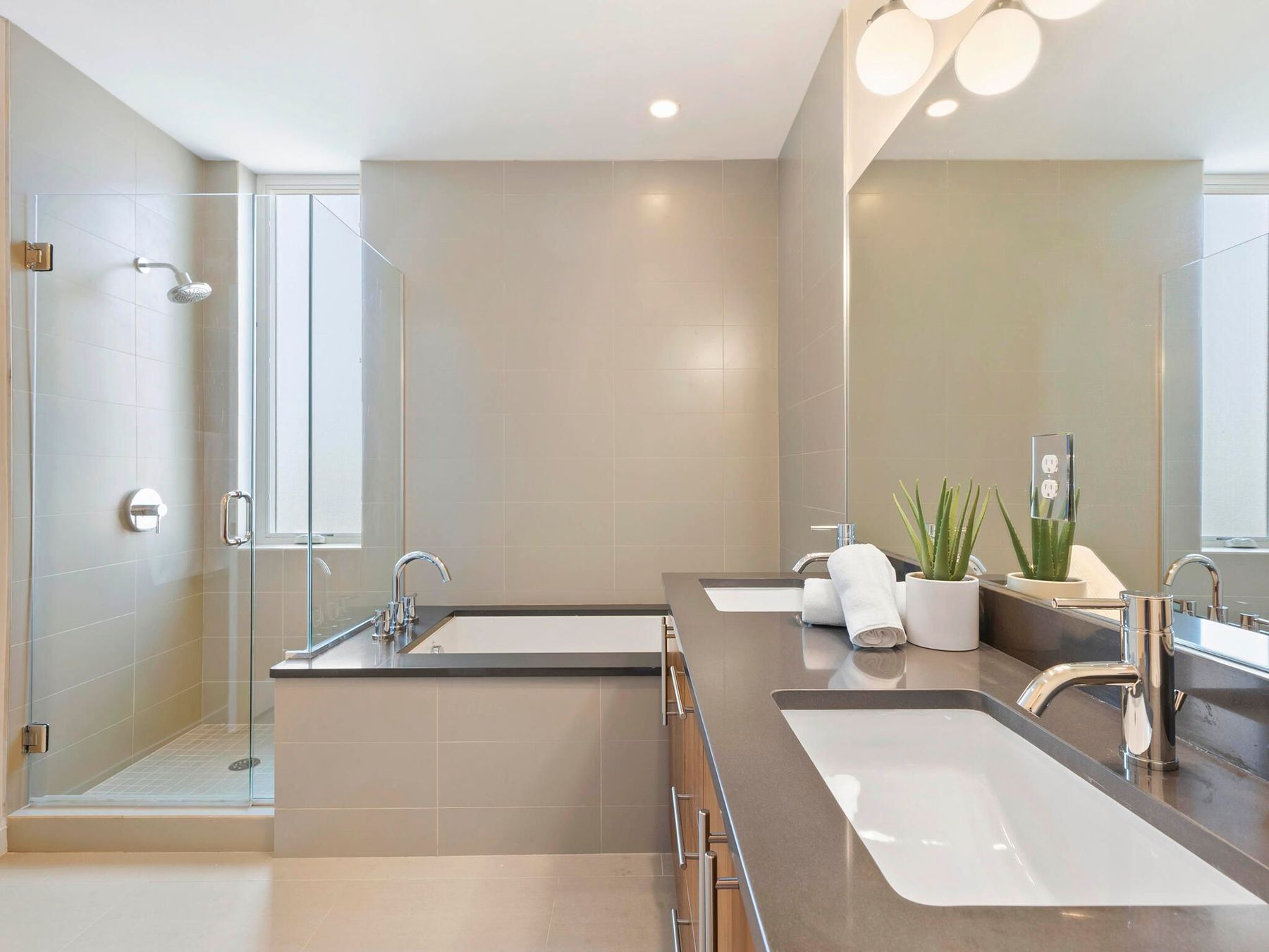  Welcome to this Rare and Stunning Three-Bedroom Penthouse - 物件實景