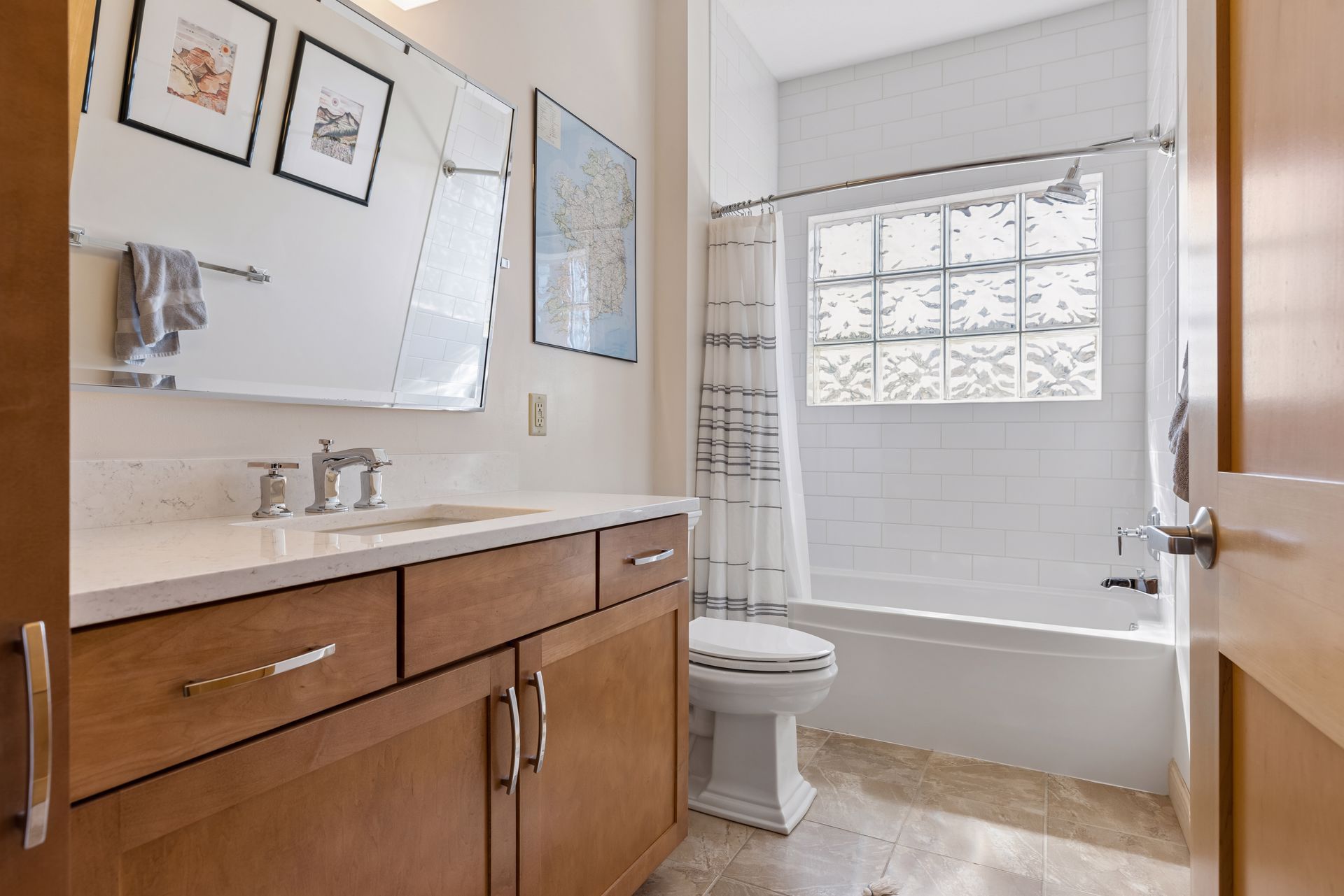  Spacious Townhome Near Lakes with Fireplace and Patio - 物件實景