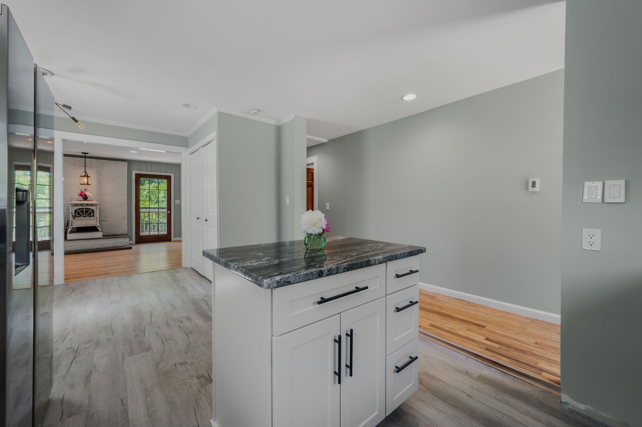  Find privacy and charm in this beautifully updated Waterford home. - 物件實景