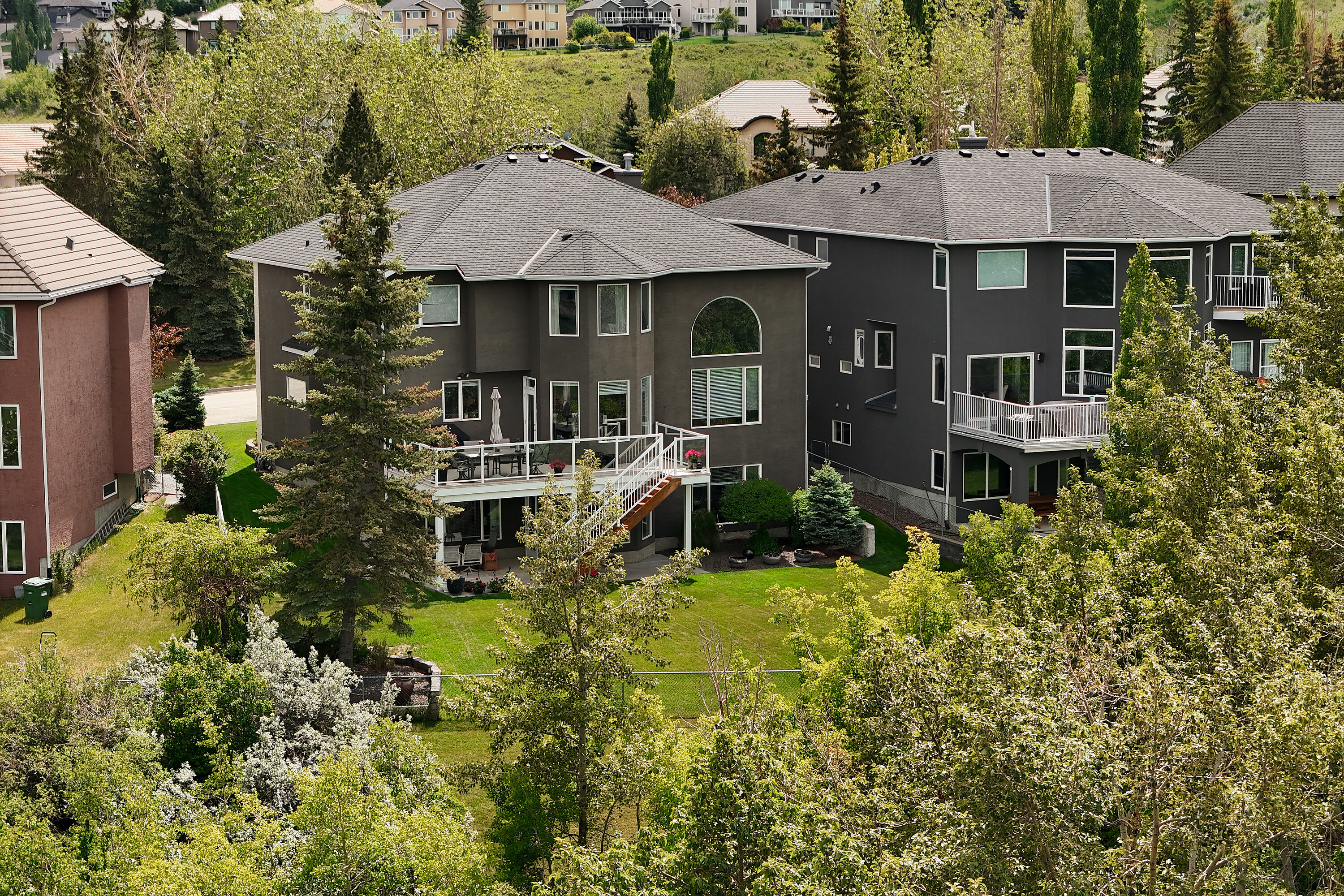 Backing Ravine in West Calgary - 物件實景