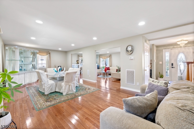 Wayne Twp., New Jersey, 07470, United States, 5 Bedrooms Bedrooms, ,3 BathroomsBathrooms,Residential,For Sale,1947958