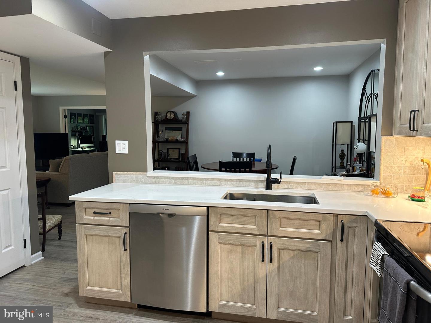 Rockville, Maryland, 20852, United States, 2 Bedrooms Bedrooms, ,2 BathroomsBathrooms,Residential,For Sale,1895533
