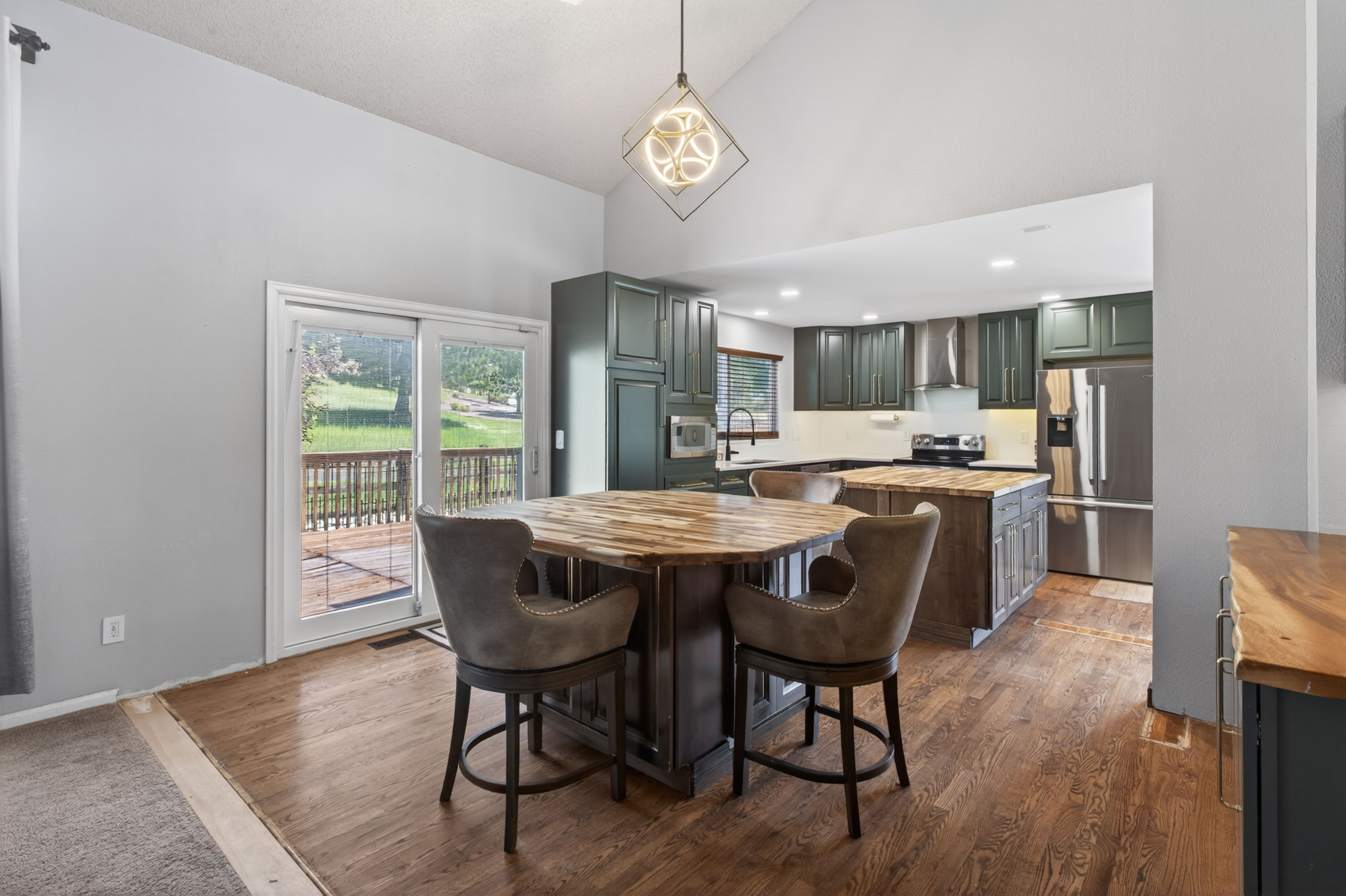  Situated on a Desirable Corner Lot in Hidden River - 物件實景