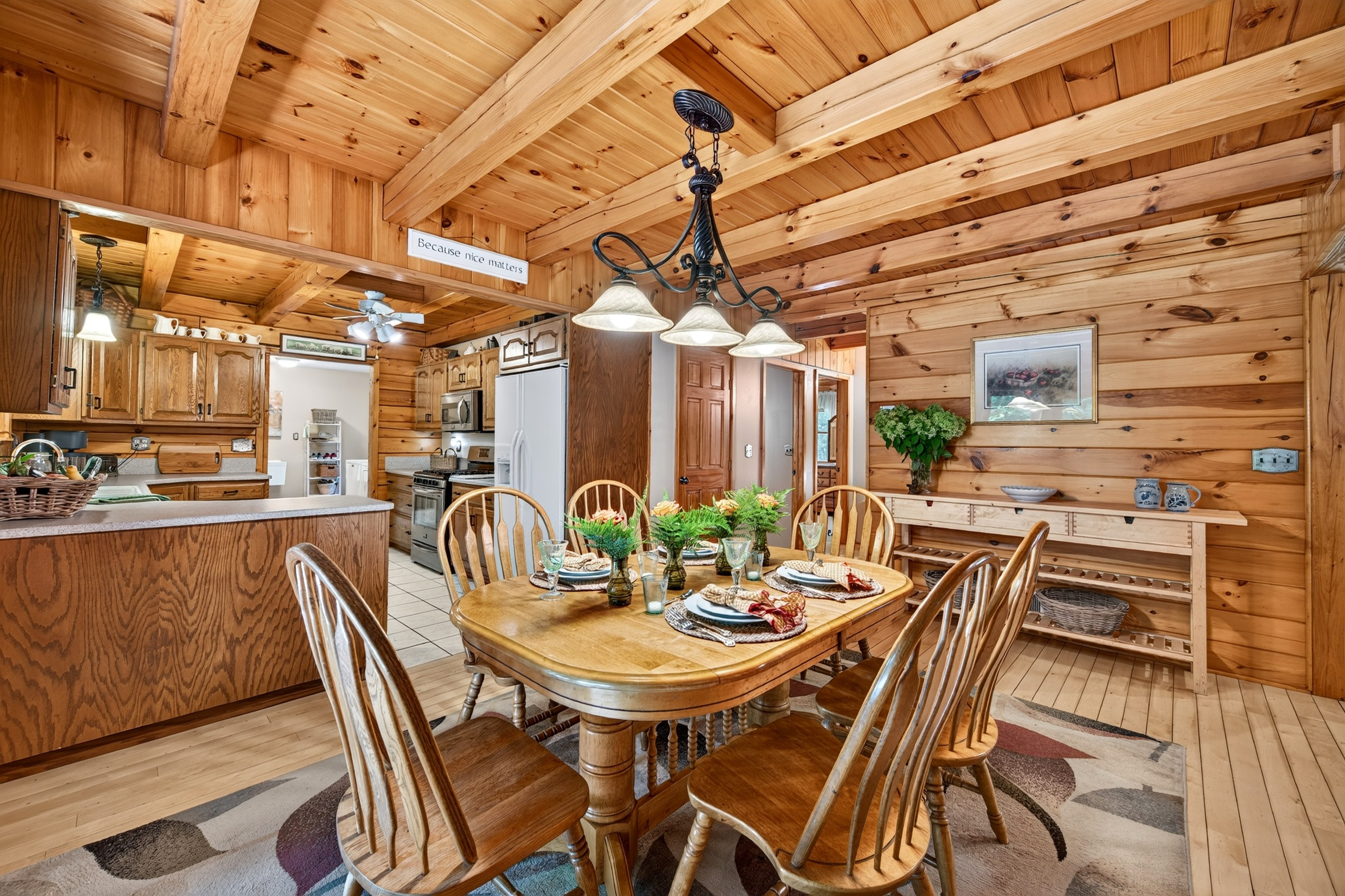  Tucked within four private, tranquil acres, this charming rustic log home offers - 物件實景