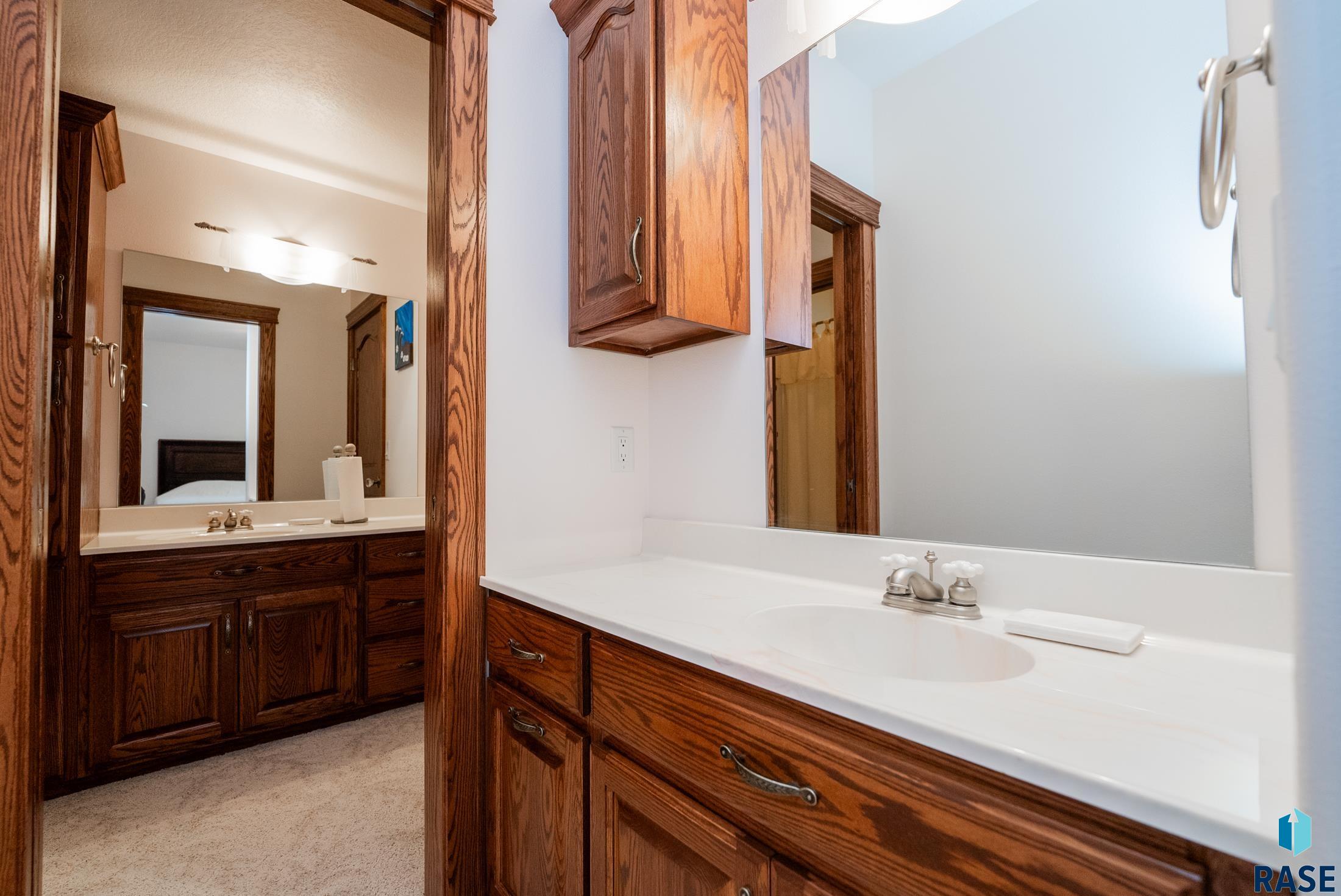 Yankton, South Dakota, 57078, United States, 6 Bedrooms Bedrooms, ,4 BathroomsBathrooms,Residential,For Sale,1975294