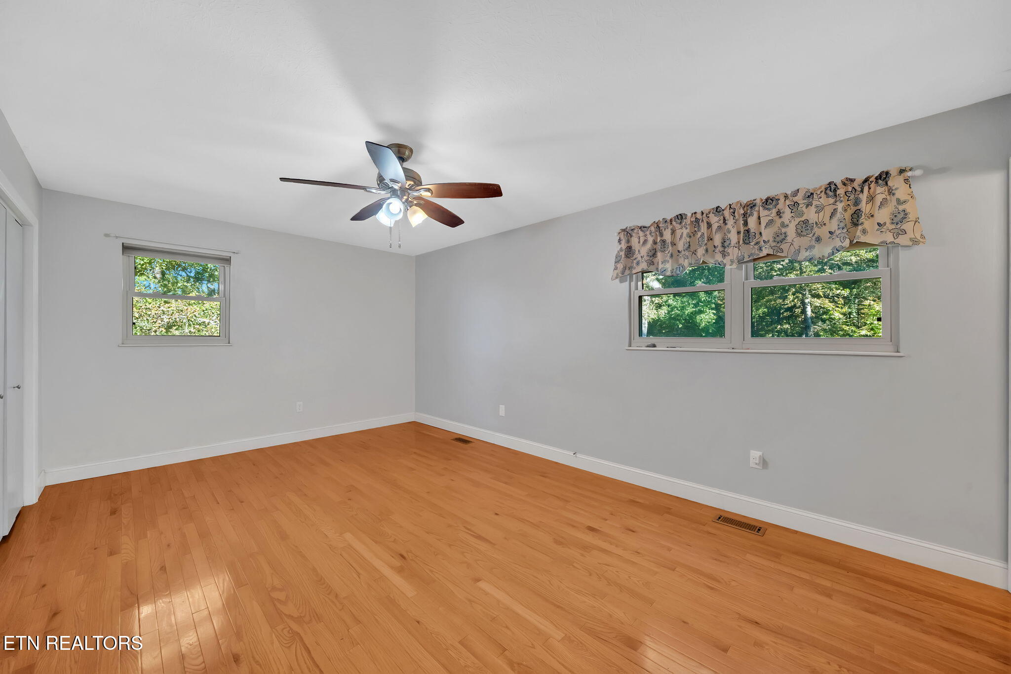 Kingston, Tennessee, 37763, United States, 3 Bedrooms Bedrooms, ,4 BathroomsBathrooms,Residential,For Sale,1964876