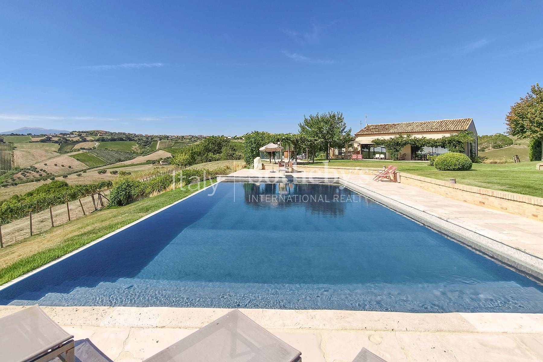  Country estate with vineyards and pool in Le Marche - 物件實景