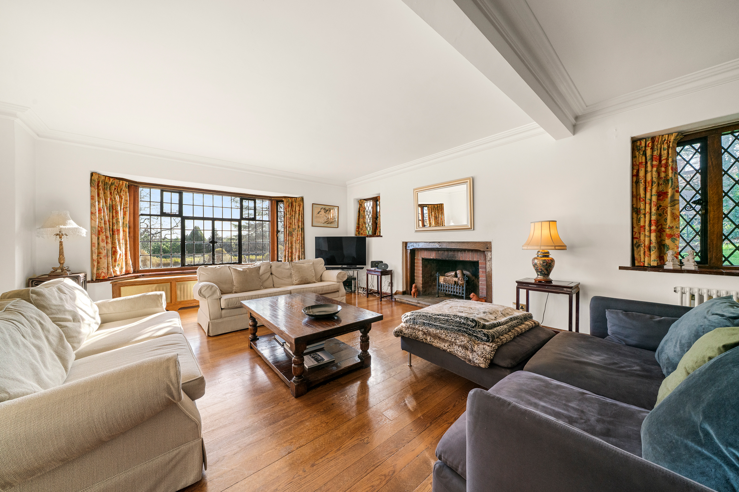  A Handsome House on One of Esher’s Most Coveted Private Roads - 物件實景