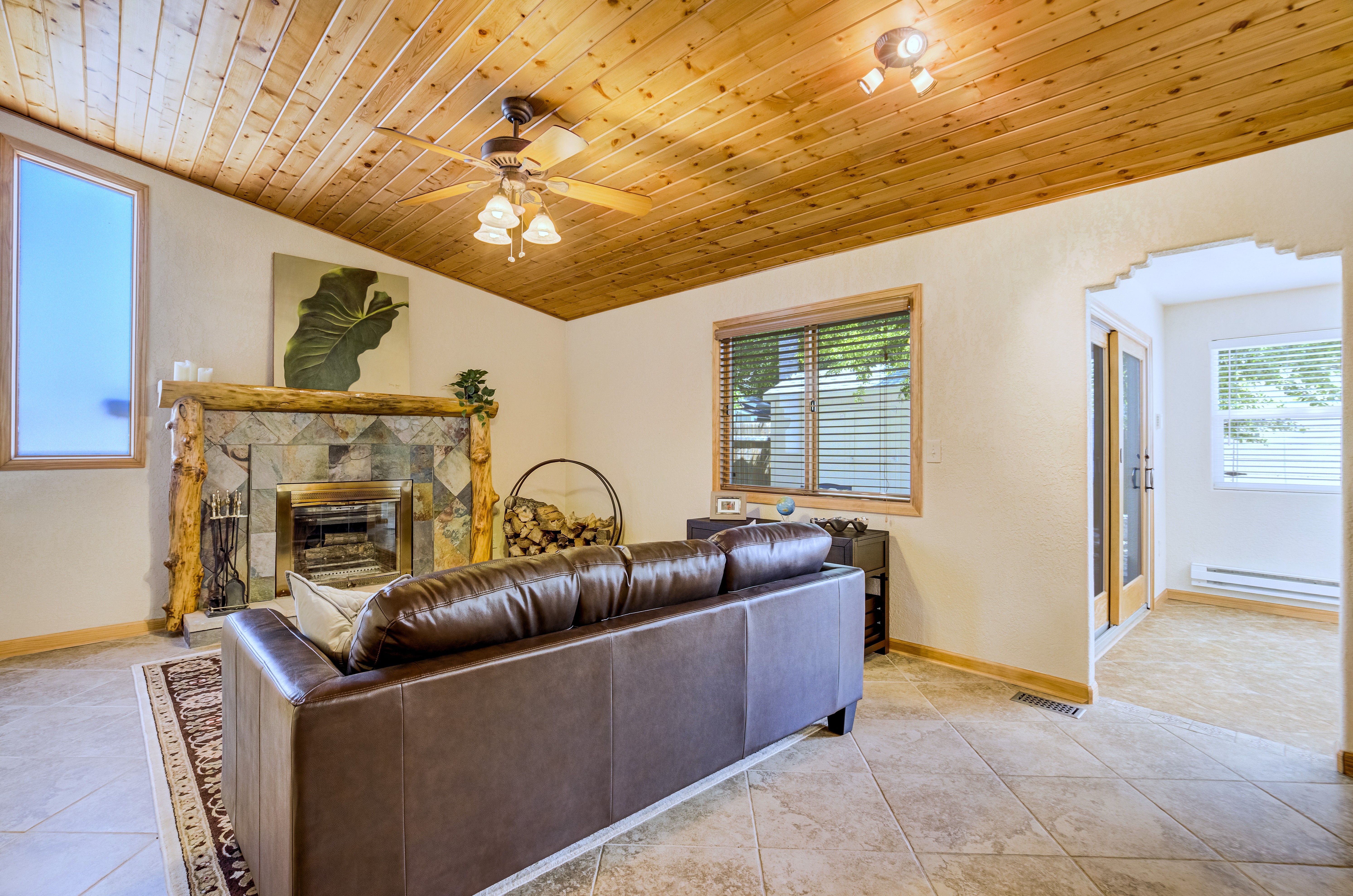 Nestled on a Spacious Corner Lot, Discover Mountain Charm w/ Warm Wood Accents - 物件實景