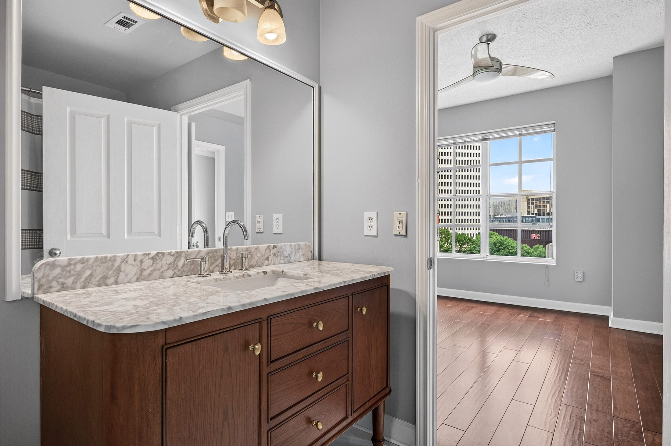  Beautifully Renovated Condo in Unbeatable Midtown Location - 物件實景