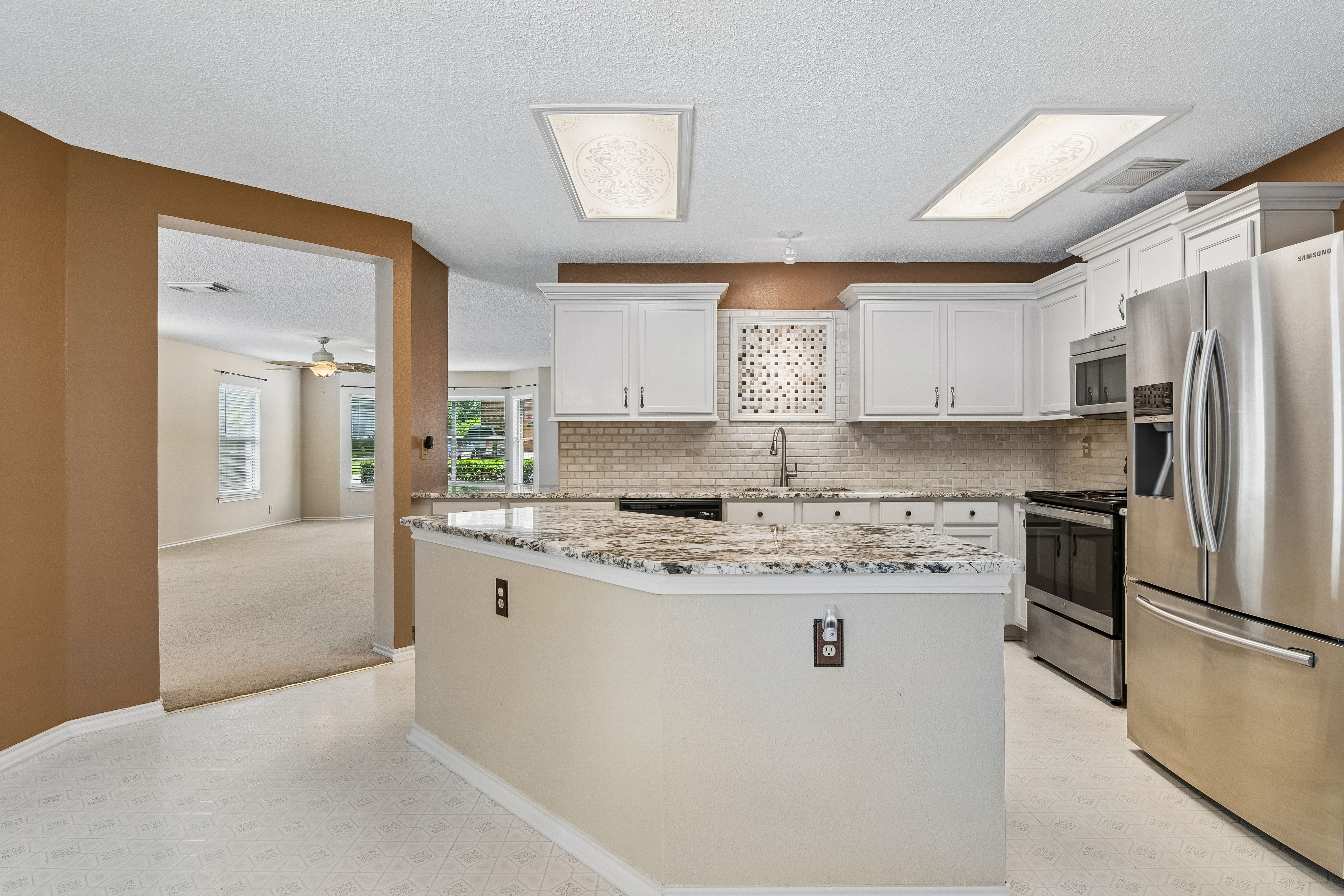  Stylish Two-Story in Huntington Place - 物件實景