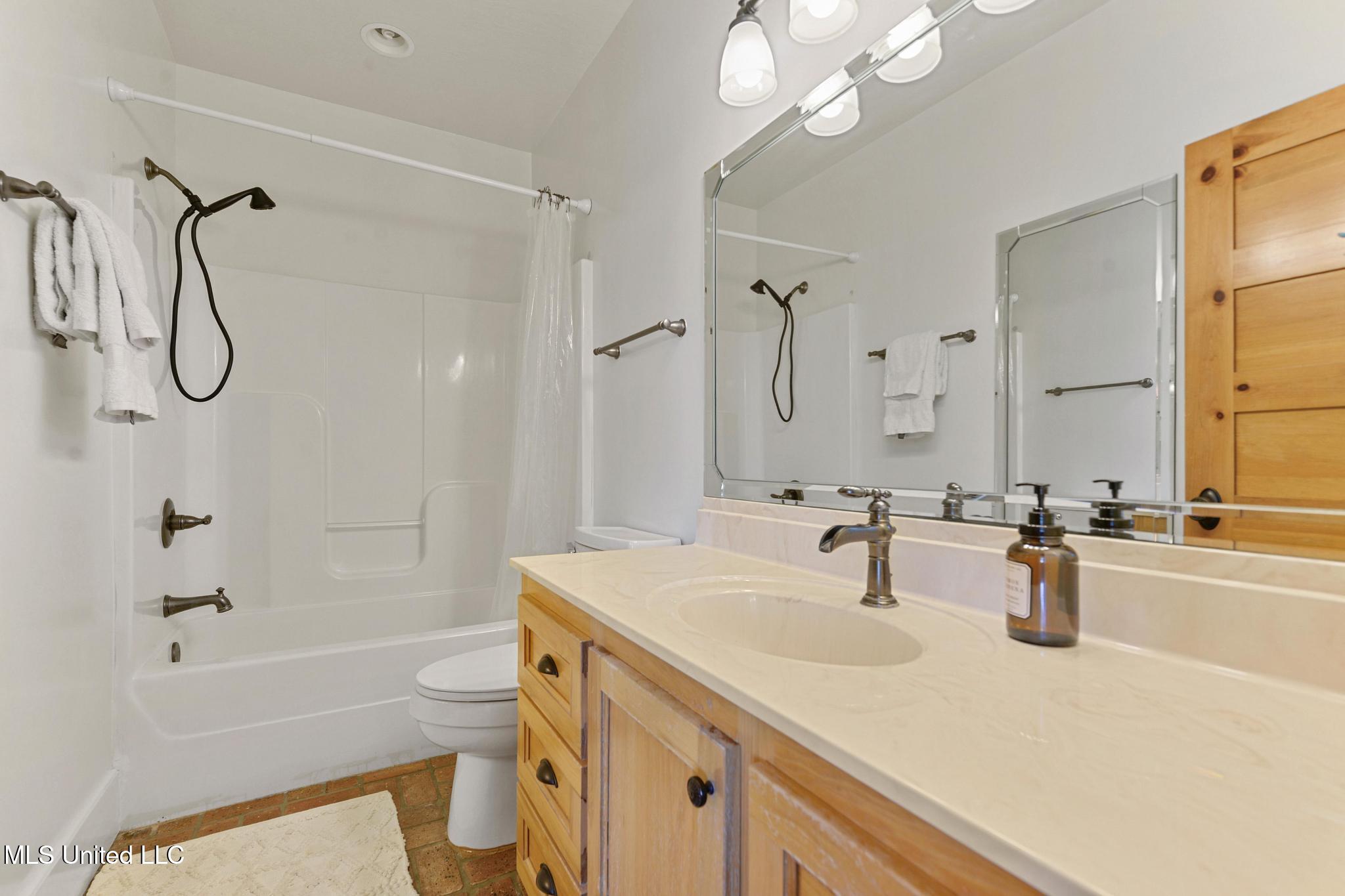 Pass Christian, Mississippi, 39571, United States, 5 Bedrooms Bedrooms, ,7 BathroomsBathrooms,Residential,For Sale,1989157