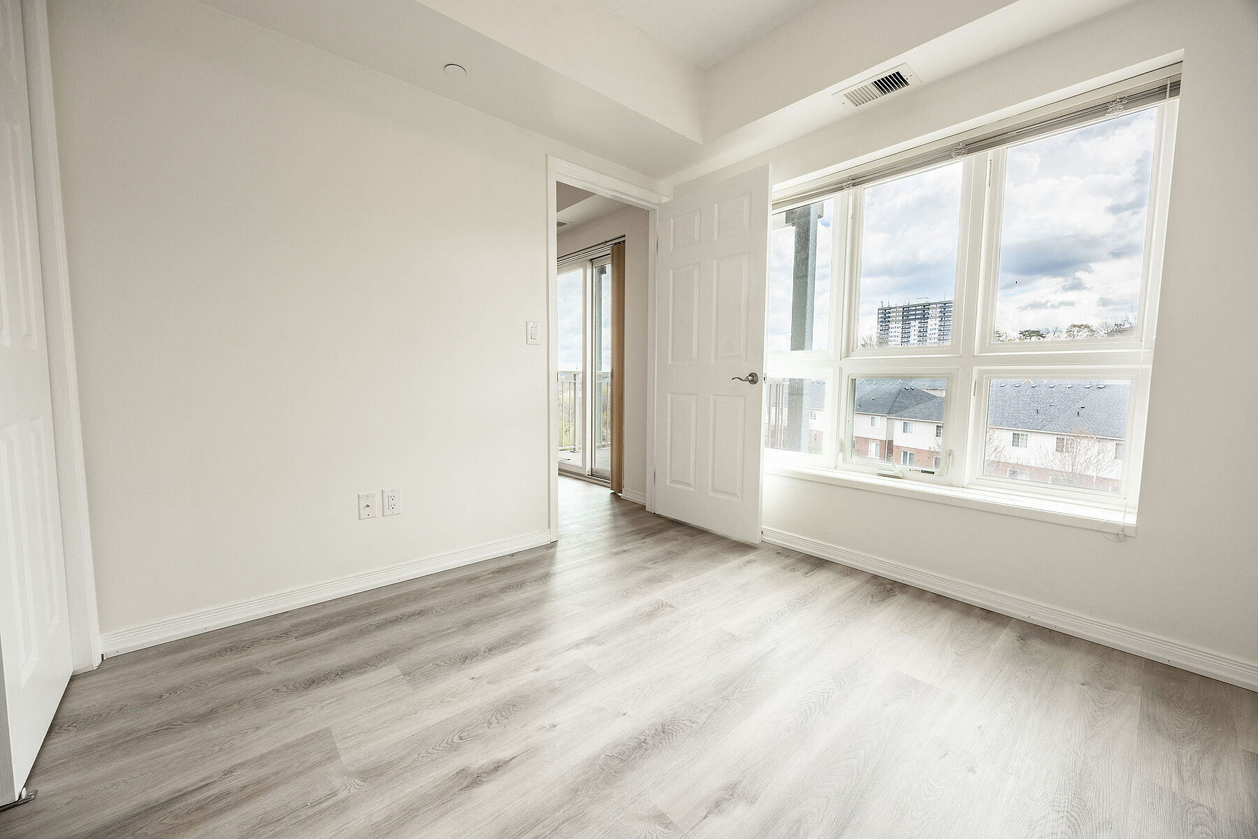  Open Concept Living Space - 物件實景