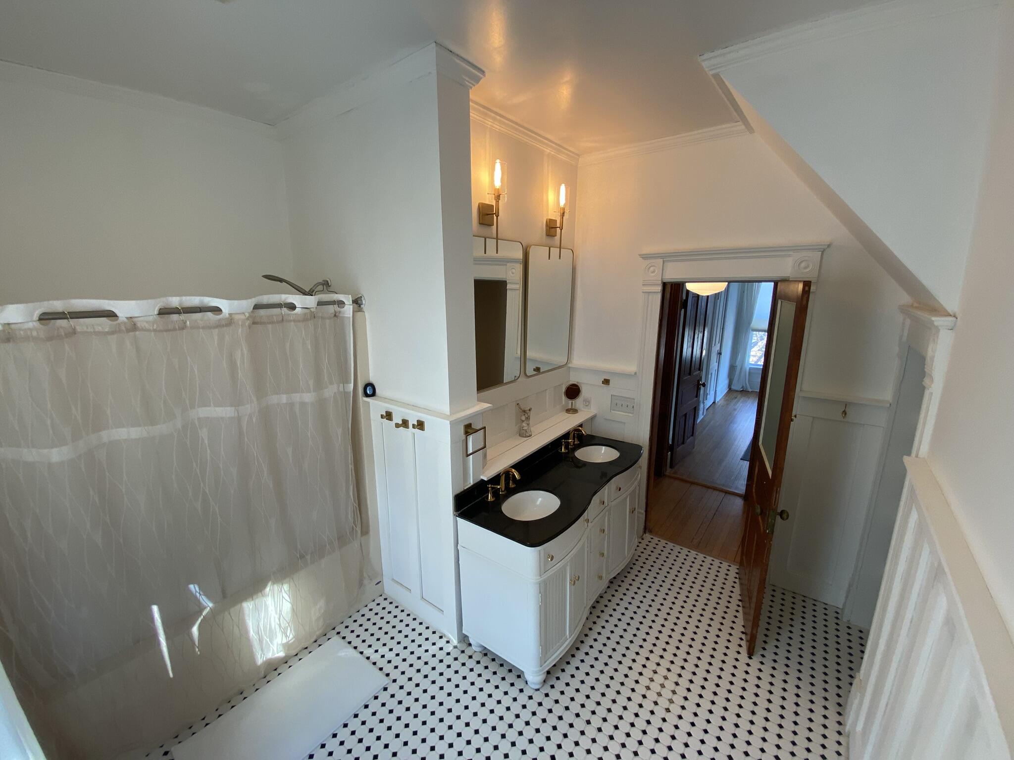 La Crosse, Wisconsin, 54601, United States, 6 Bedrooms Bedrooms, ,5 BathroomsBathrooms,Residential,For Sale,2018389