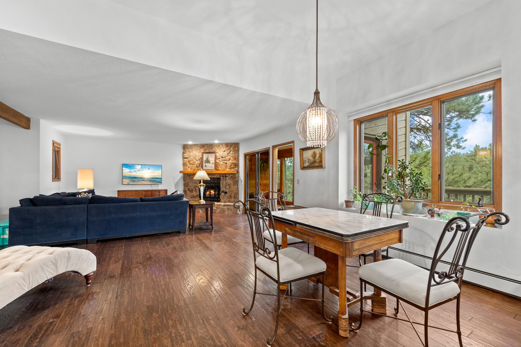  Evergreen Timbervale Retreat: Walk to Downtown, Sunrooms & Mountain View Meadow - 物件實景