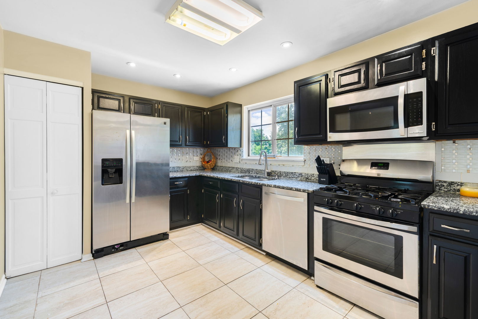 Carol Stream, Illinois, 60188, United States, 4 Bedrooms Bedrooms, ,4 BathroomsBathrooms,Residential,For Sale,1903494