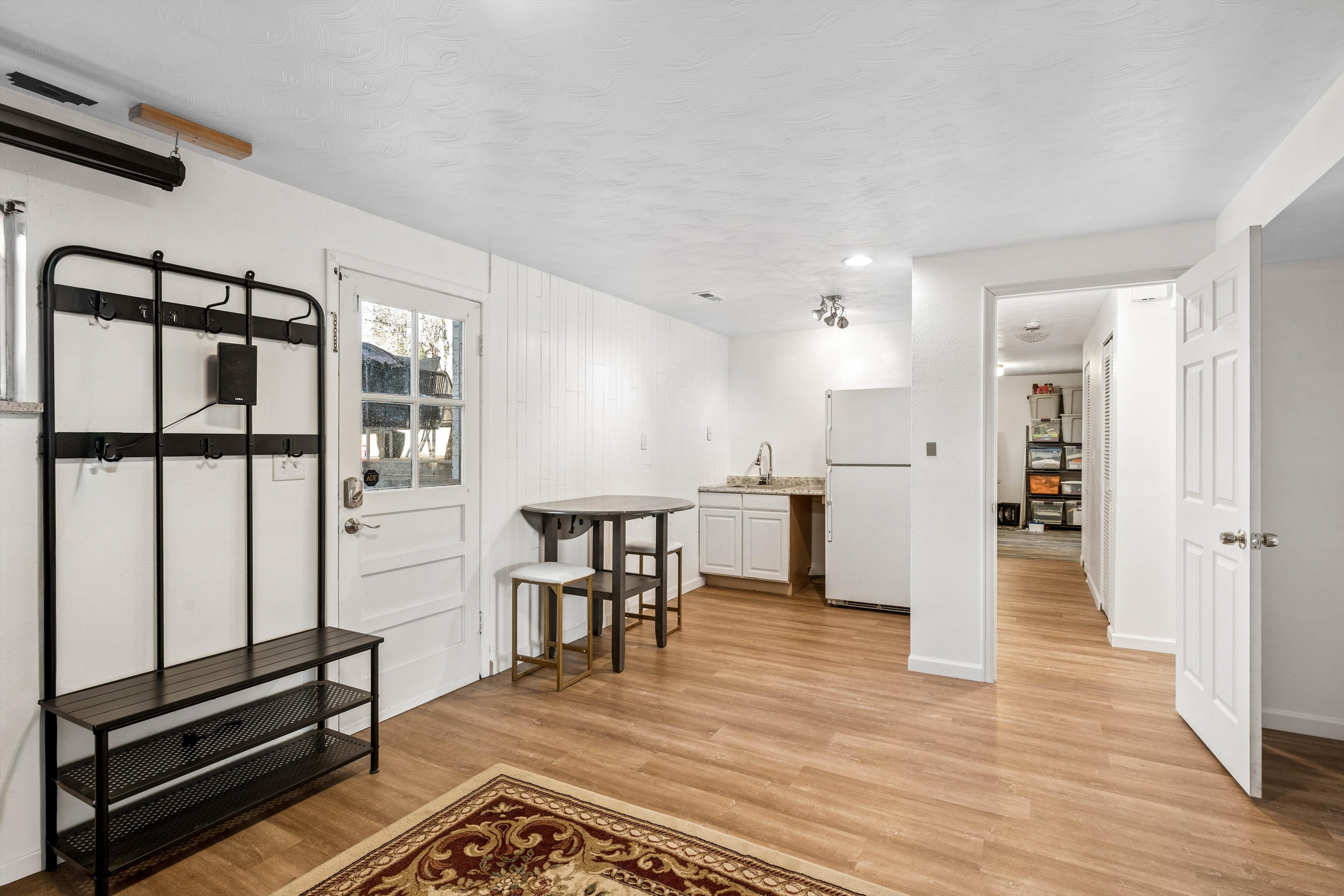  Beautifully Updated Split-Level Home Offering Generous Square Footage - 物件實景