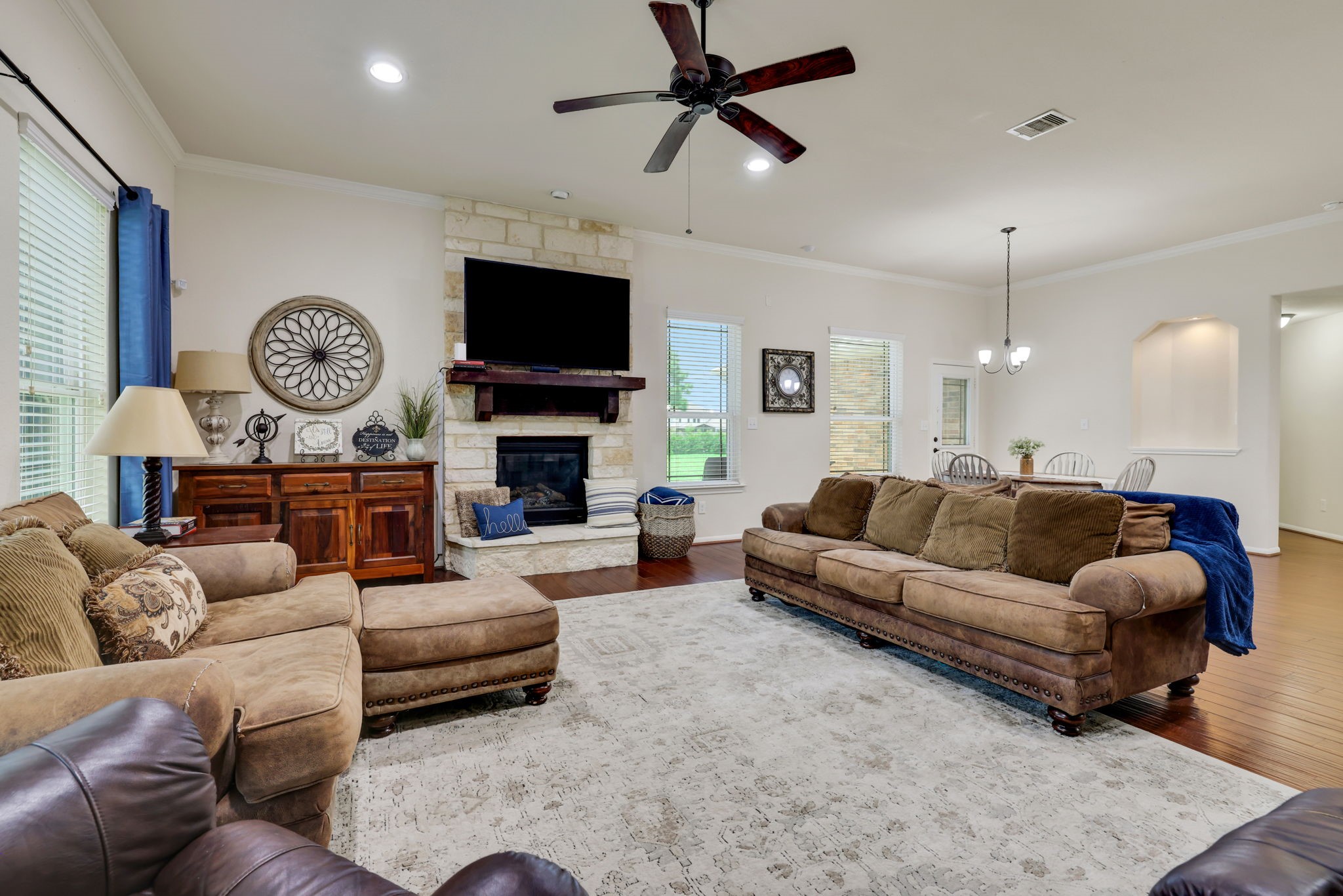 Mont Belvieu, Texas, 77523, United States, 5 Bedrooms Bedrooms, ,4 BathroomsBathrooms,Residential,For Sale,1906104