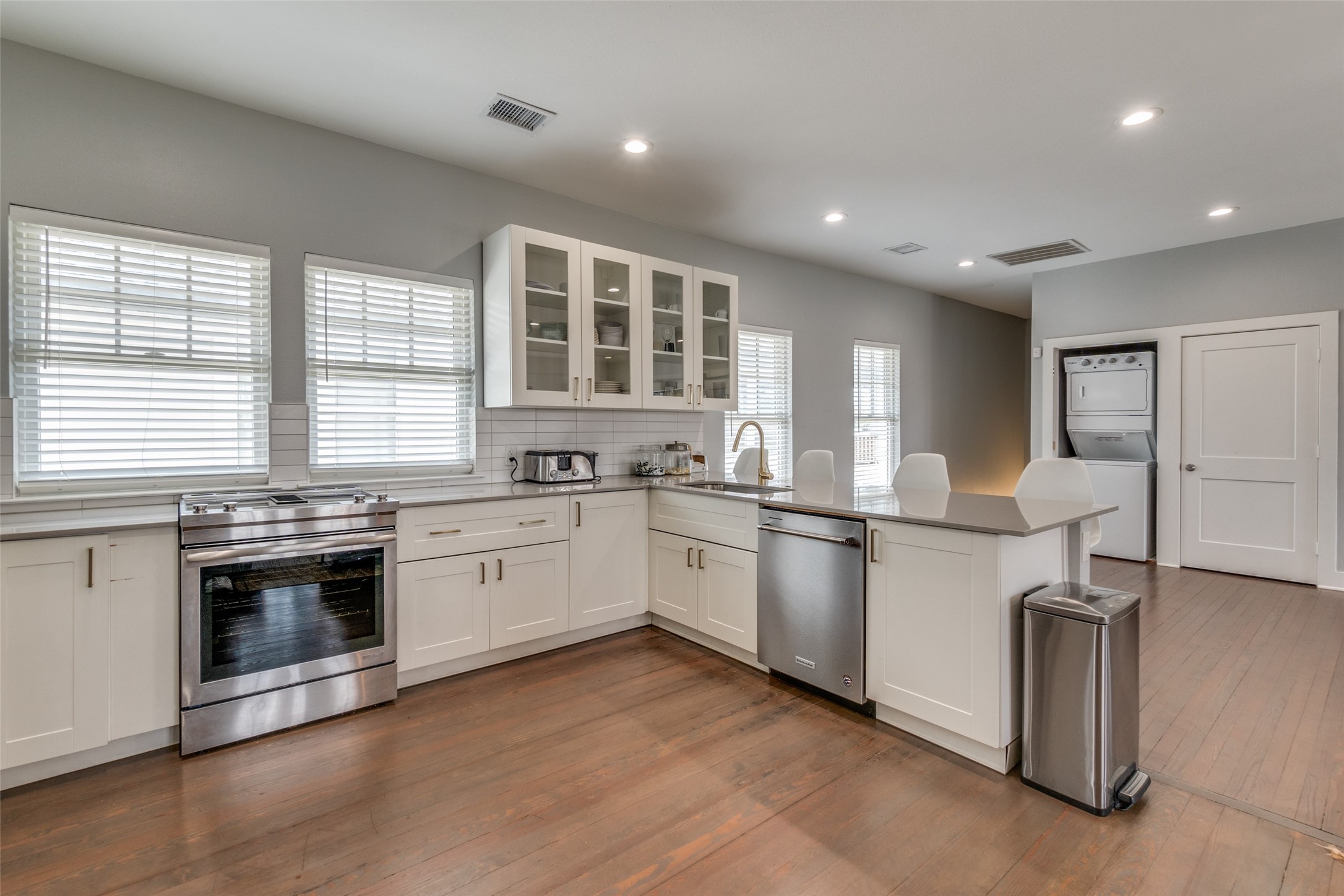 Dallas, Texas, 75208, United States, 4 Bedrooms Bedrooms, ,3 BathroomsBathrooms,Residential,For Sale,1752637