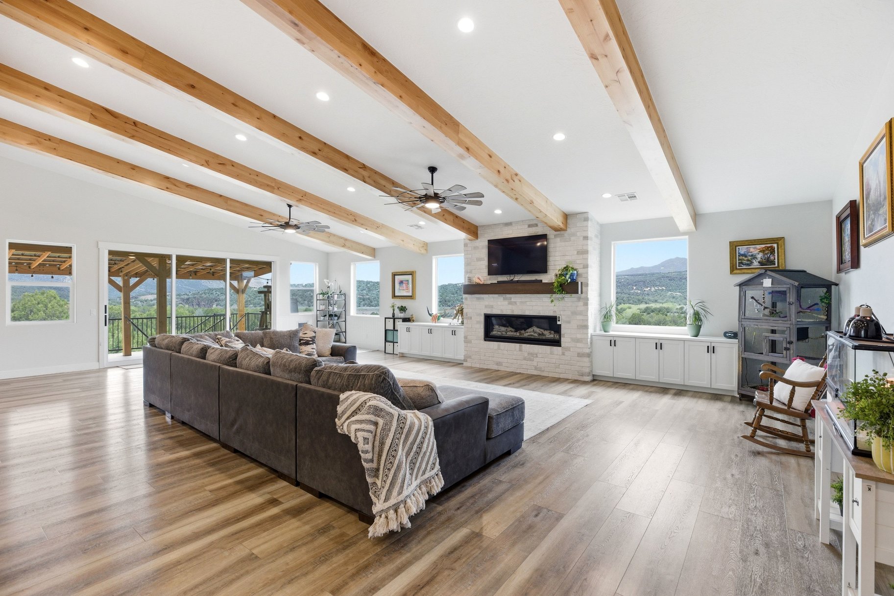  5 Acres • Two Homes In One • Horse Property With Flexible Living Options - 物件實景