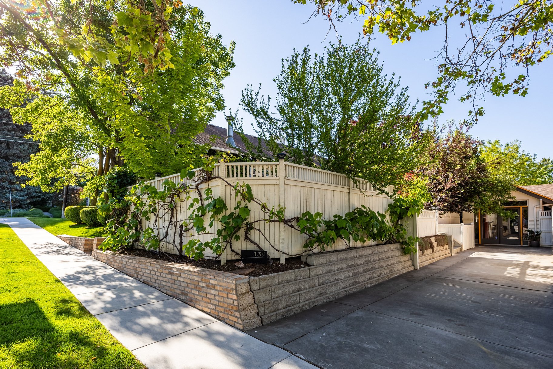  Timeless Bungalow with Enjoyable Outdoor Living - 物件實景