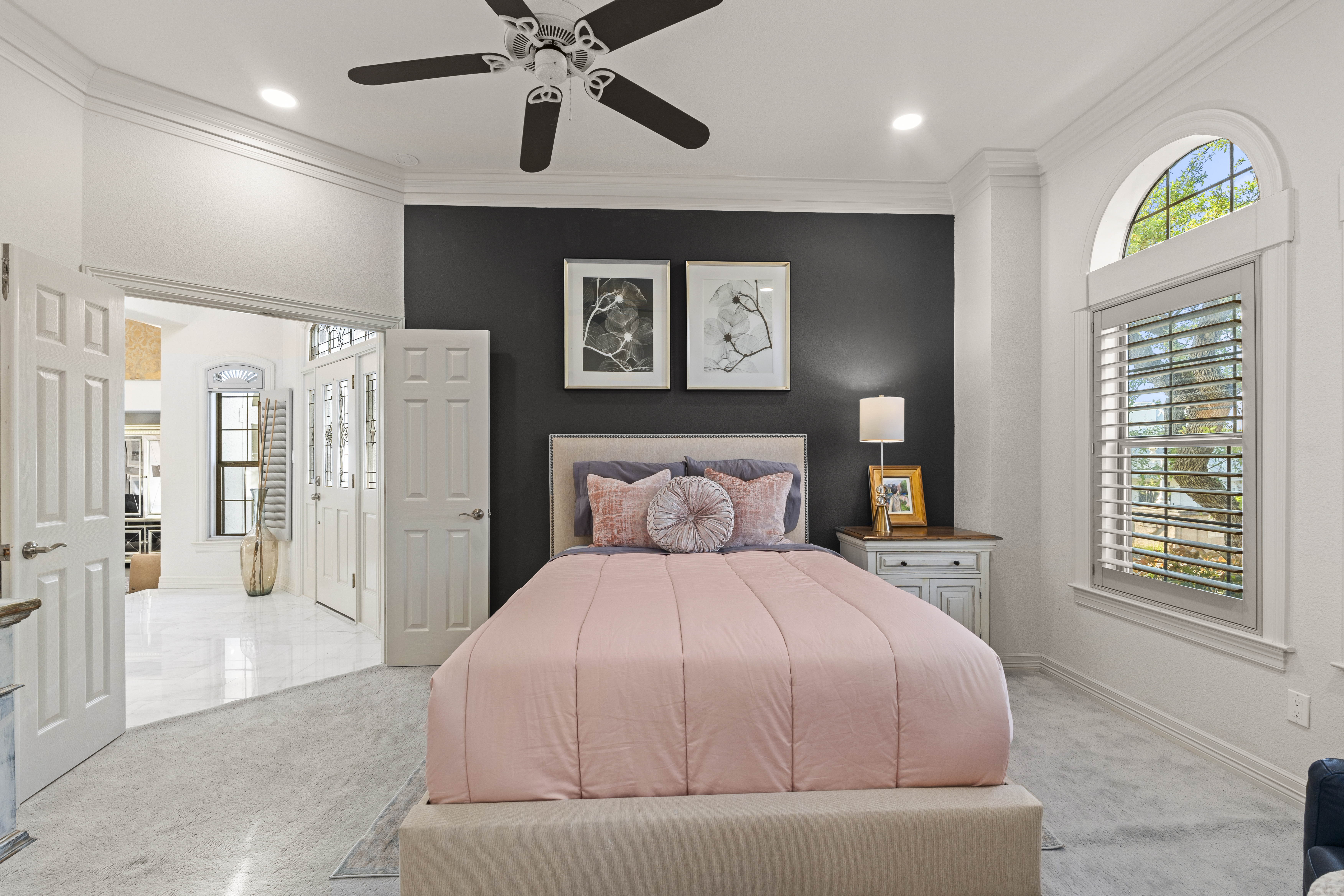  Updated Home with Captivating Interior Features - 物件實景