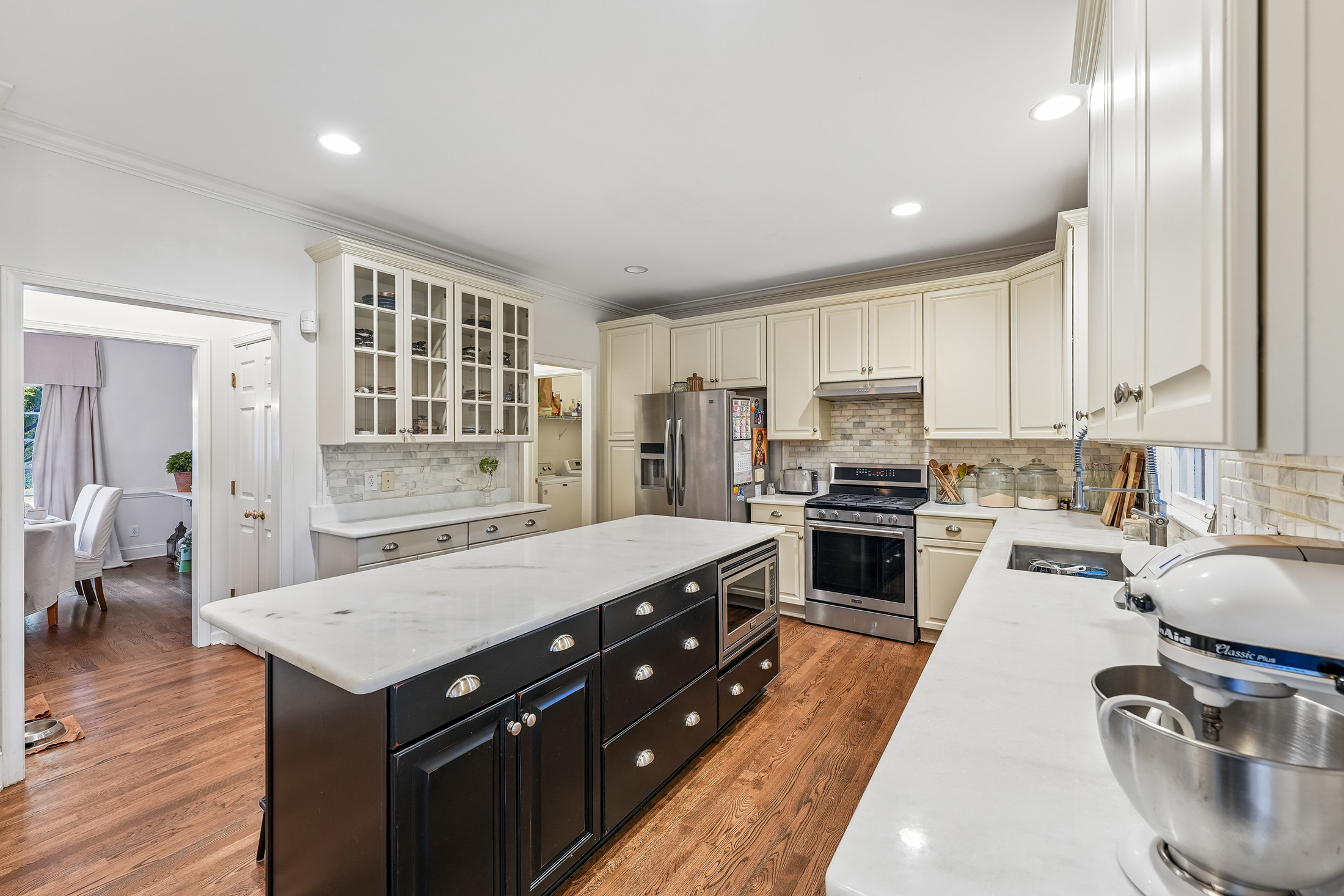 Beautiful, Renovated Daylight Basement Home on Exceptional Lot - 物件實景