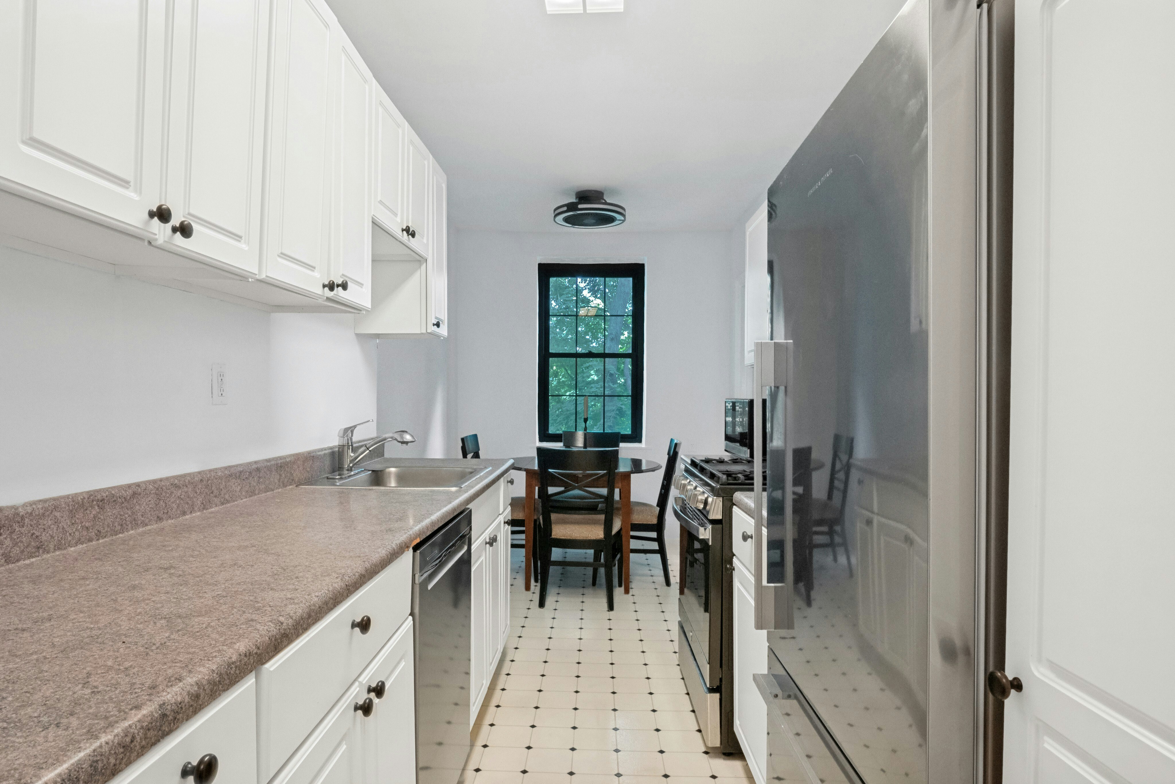  Tucked into a quiet section of the complex is this bright and inviting 1-BR - 物件實景