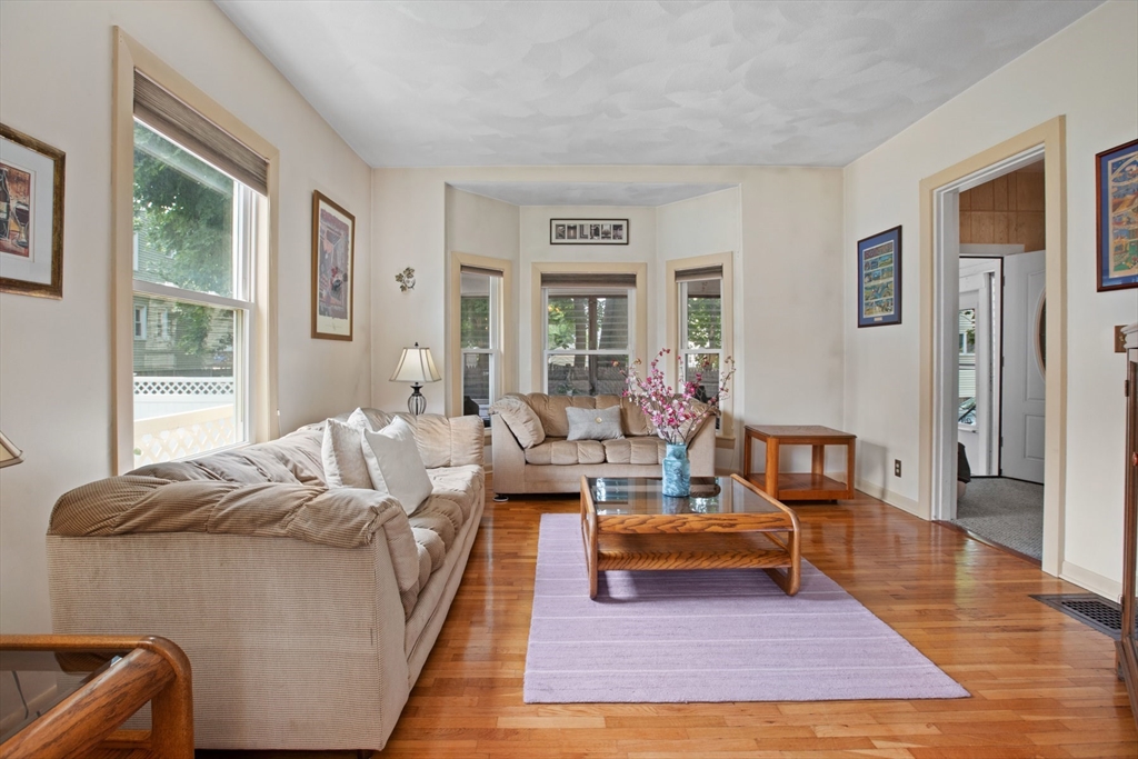Medford, Massachusetts, 02155, United States, 3 Bedrooms Bedrooms, ,2 BathroomsBathrooms,Residential,For Sale,1923943