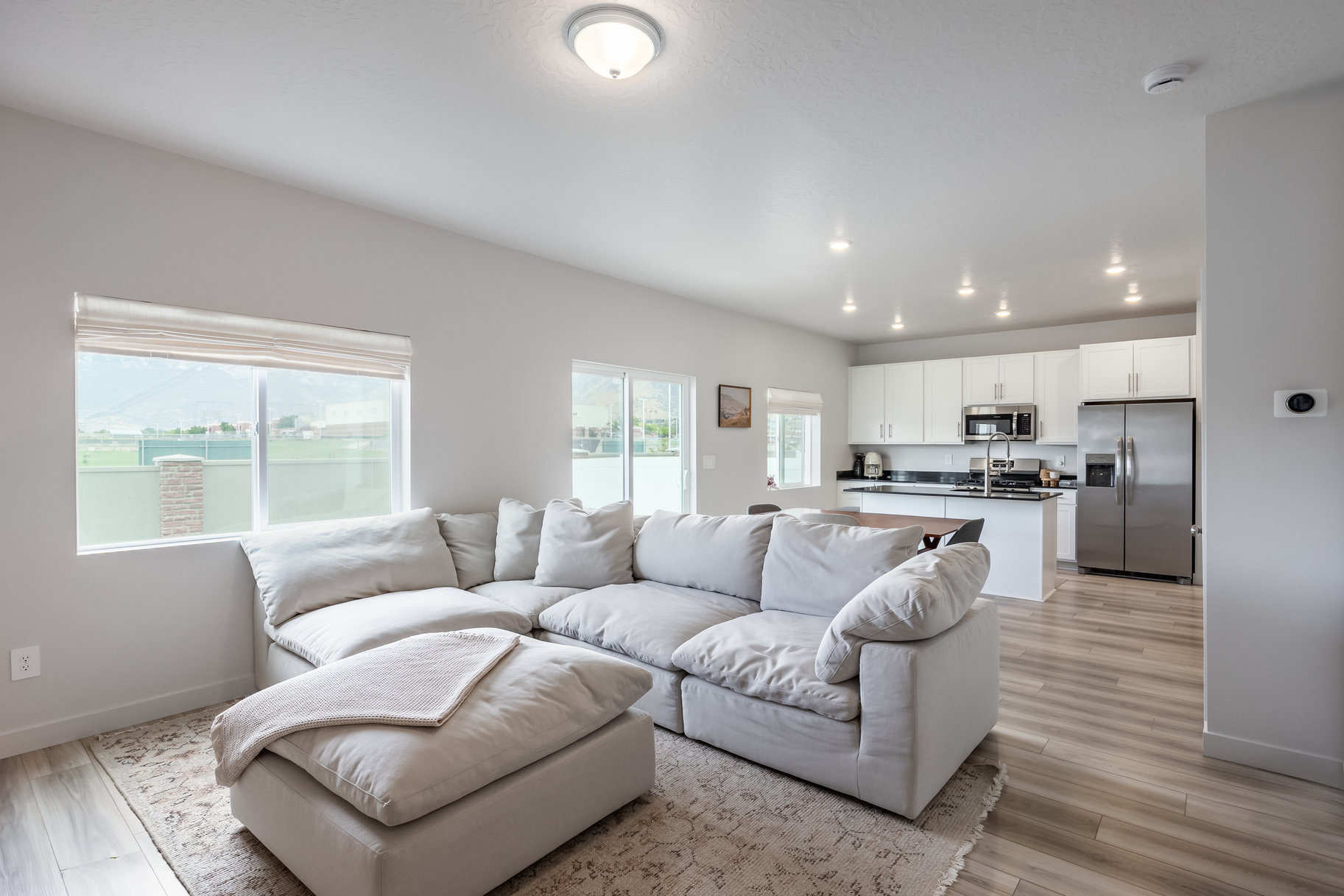  Modern 2023-Built Home with Protected Mountain Views, Walking Distance to School - 物件實景
