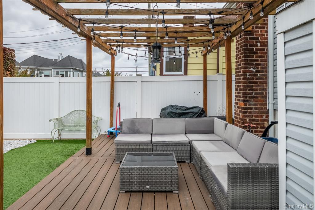 Bronx, New York, 10464, United States, 2 Bedrooms Bedrooms, ,1 BathroomBathrooms,Residential,For Sale,1975027