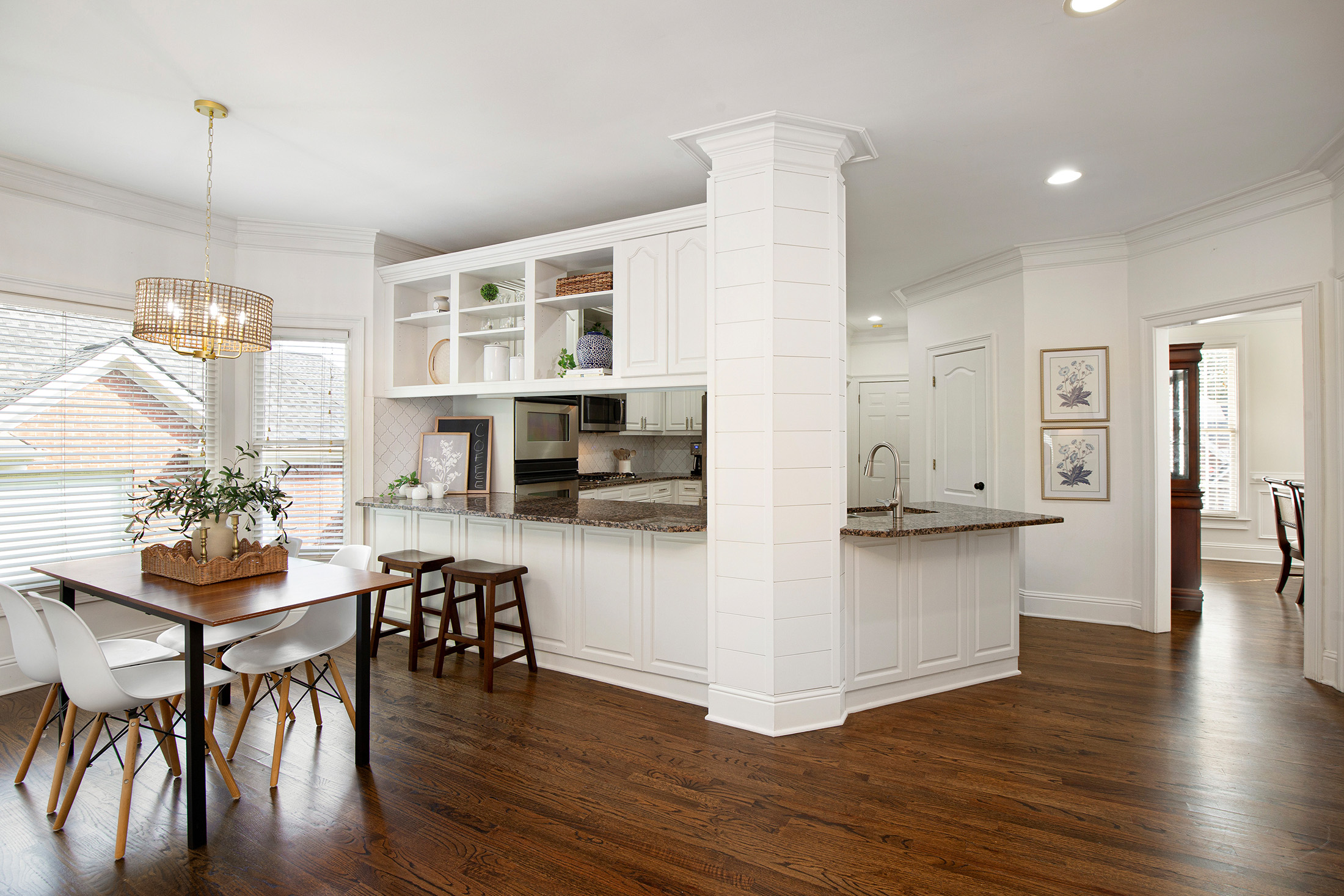  Welcome Home to this Beautifully Appointed White Brick Home - 物件實景