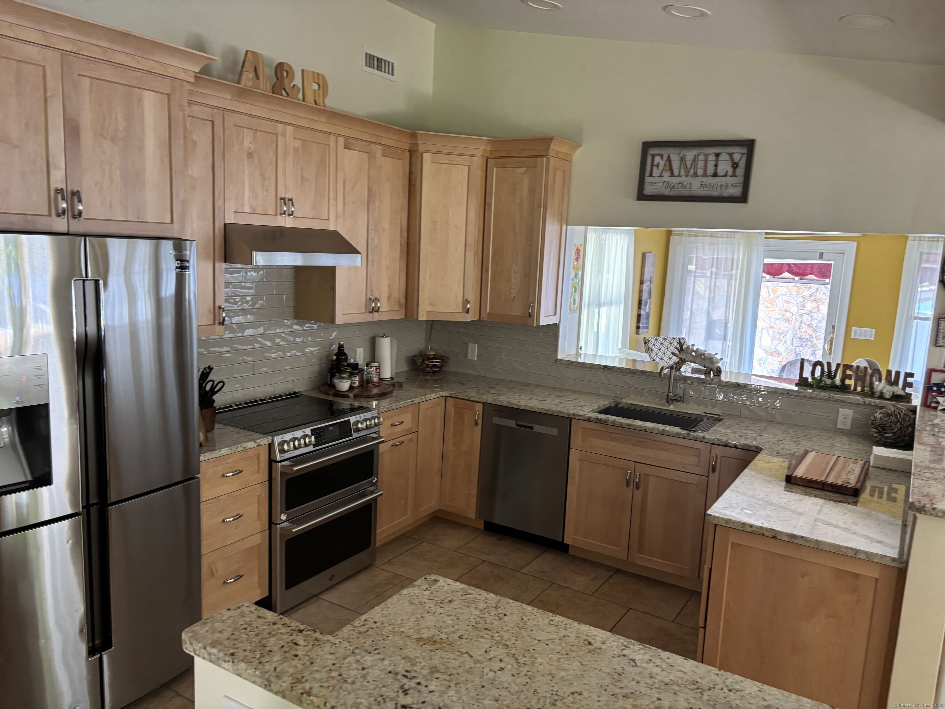 East Lyme, Connecticut, 06357, United States, 3 Bedrooms Bedrooms, ,2 BathroomsBathrooms,Residential,For Sale,1931029