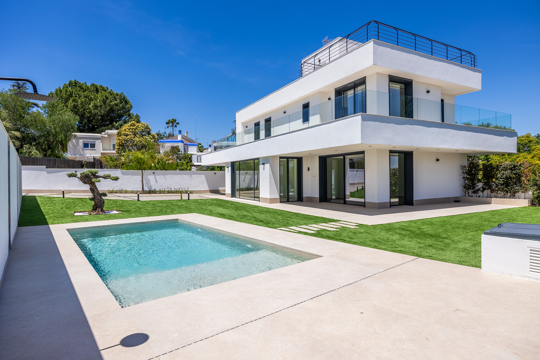  Detached villa with pool in private development in Tomares - 物件實景