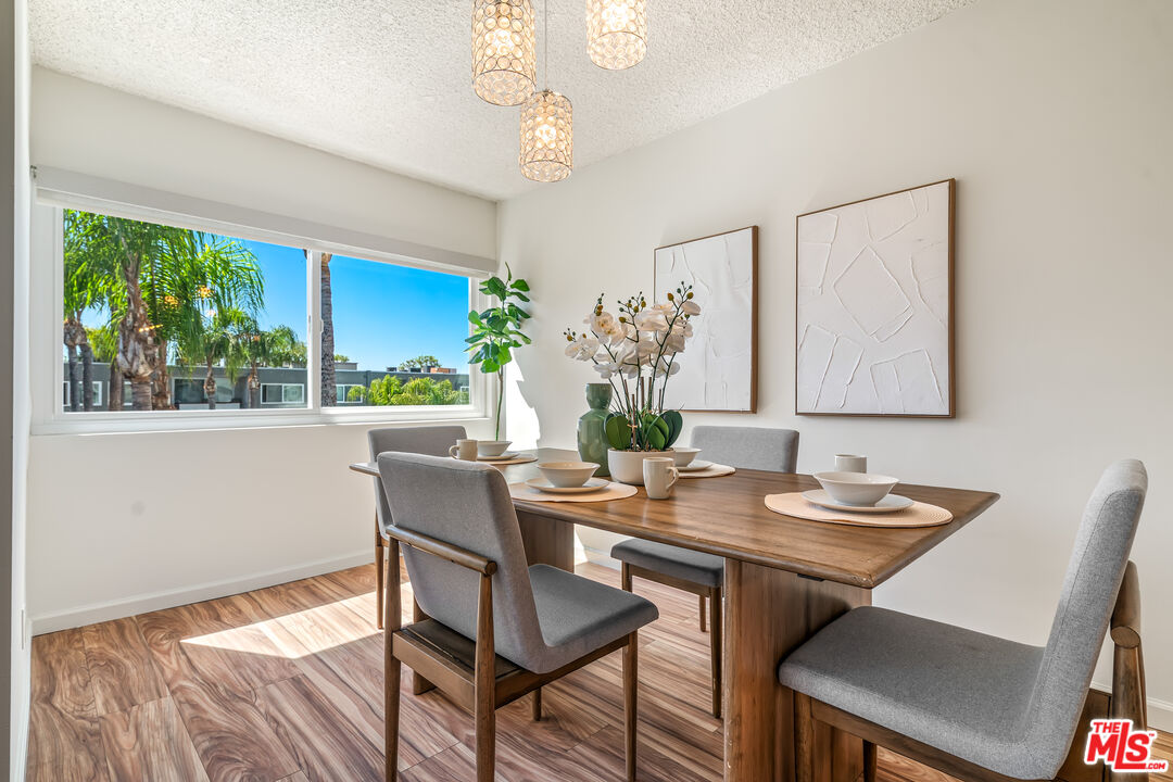 Sherman Oaks, California, 91423, United States, 2 Bedrooms Bedrooms, ,2 BathroomsBathrooms,Residential,For Sale,1920013