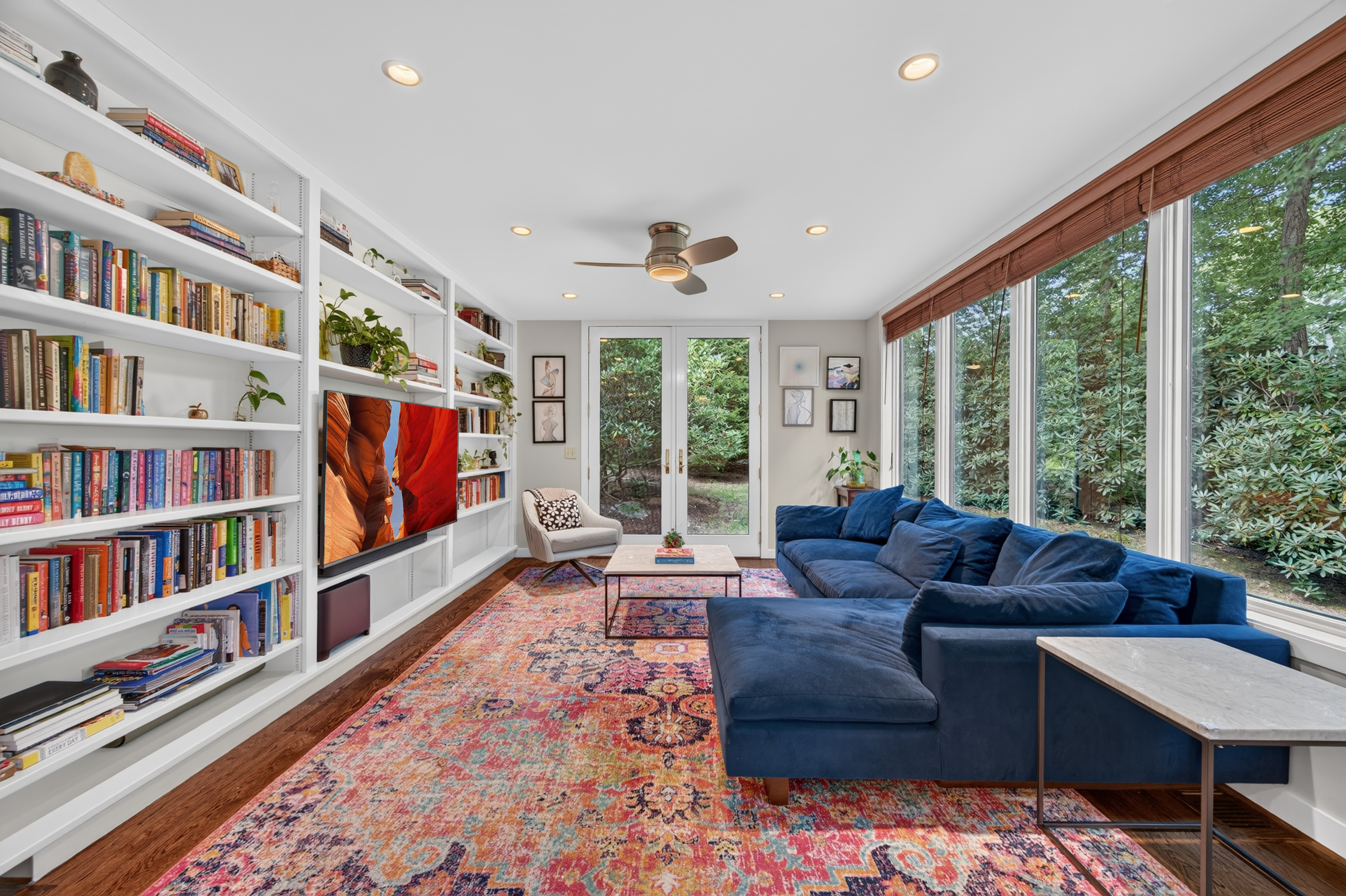  Immaculate Home with Classic Versatile Design Offers Privacy - 物件實景