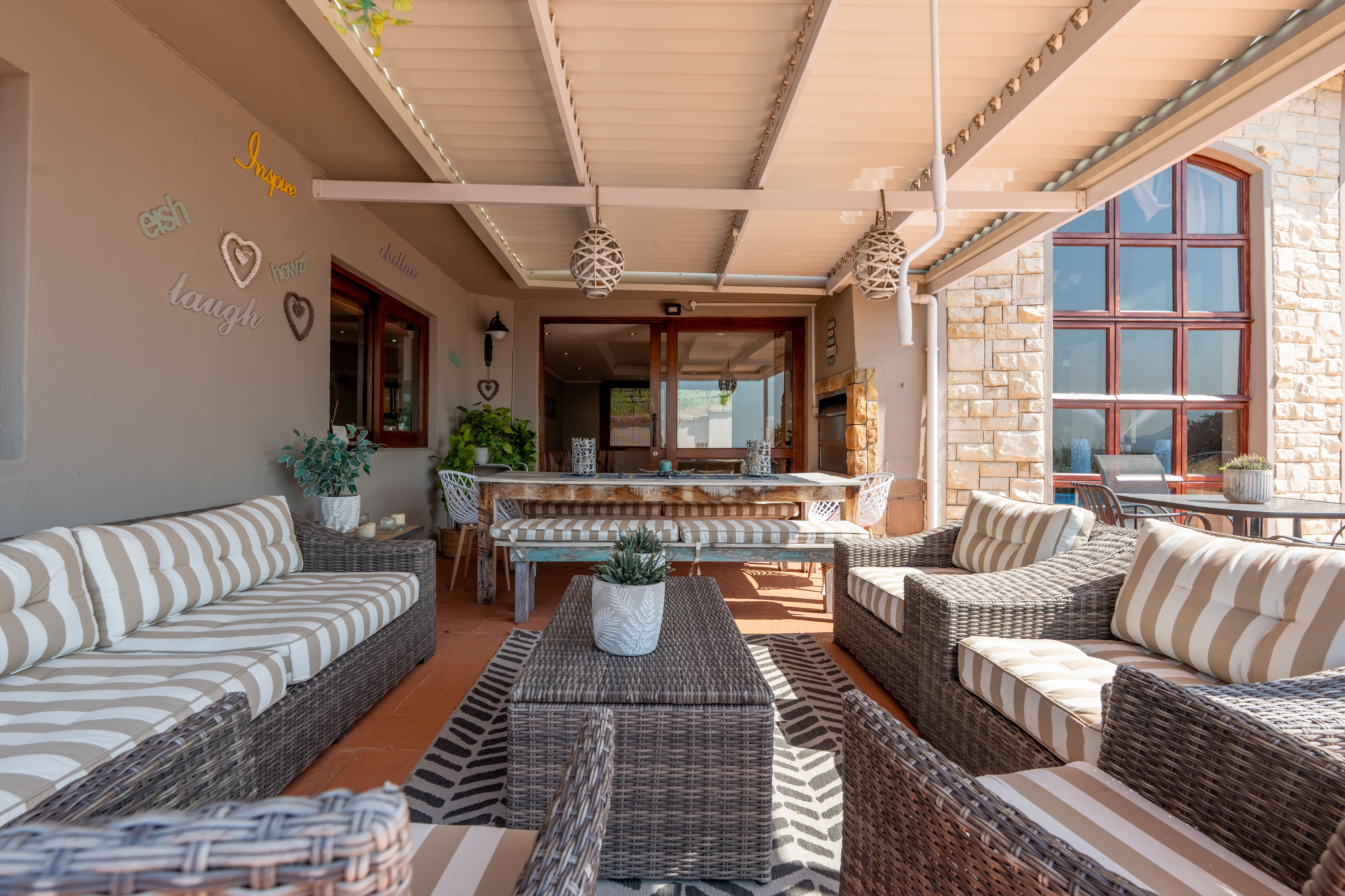 Elevated Family Living with Exceptional Mountain and Valley Views - 物件實景