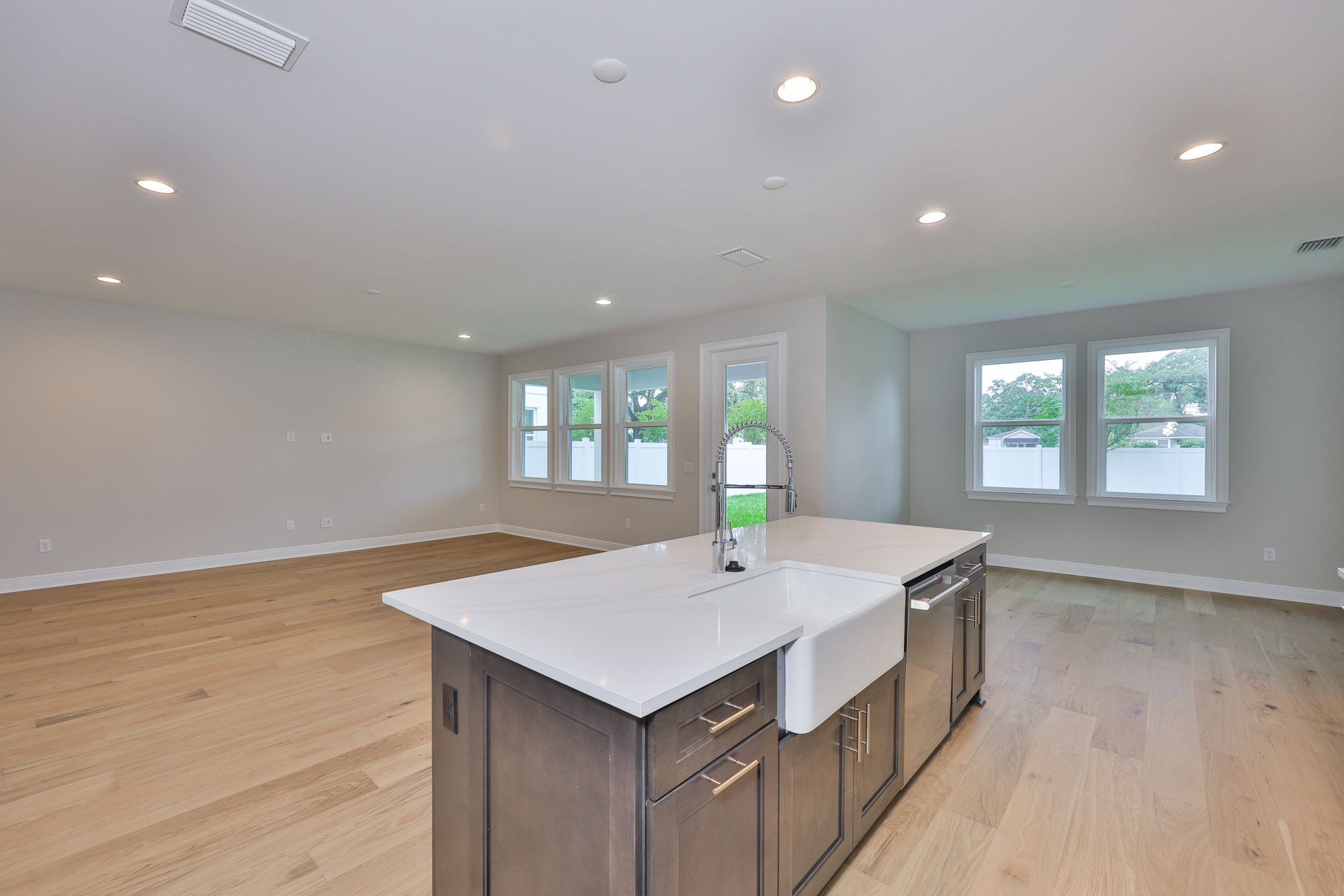 Tampa, Florida, 33609, United States, 4 Bedrooms Bedrooms, ,5 BathroomsBathrooms,Residential,For Sale,1792306