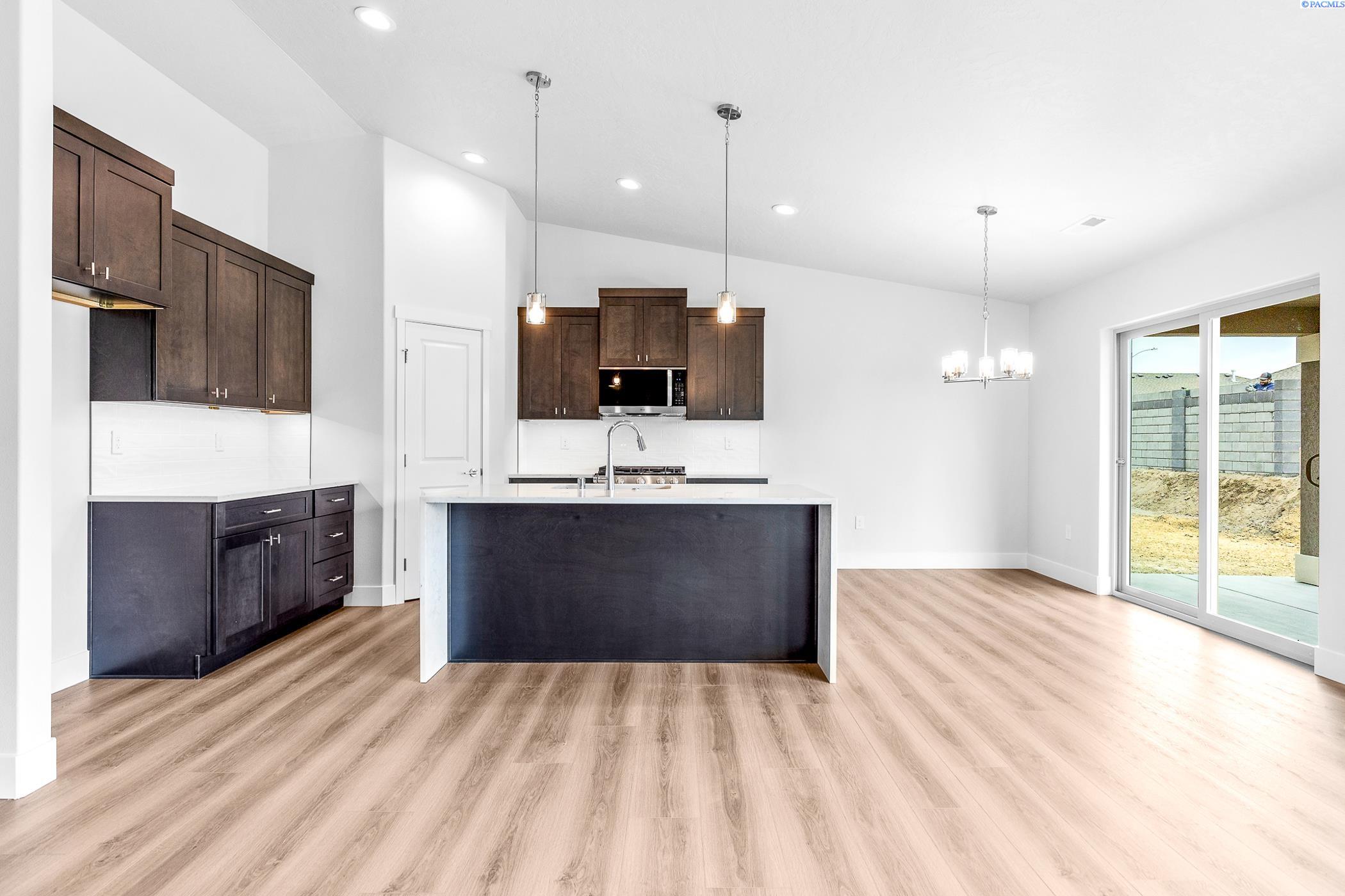 Pasco, Washington, 99301, United States, 4 Bedrooms Bedrooms, ,2 BathroomsBathrooms,Residential,For Sale,1892820