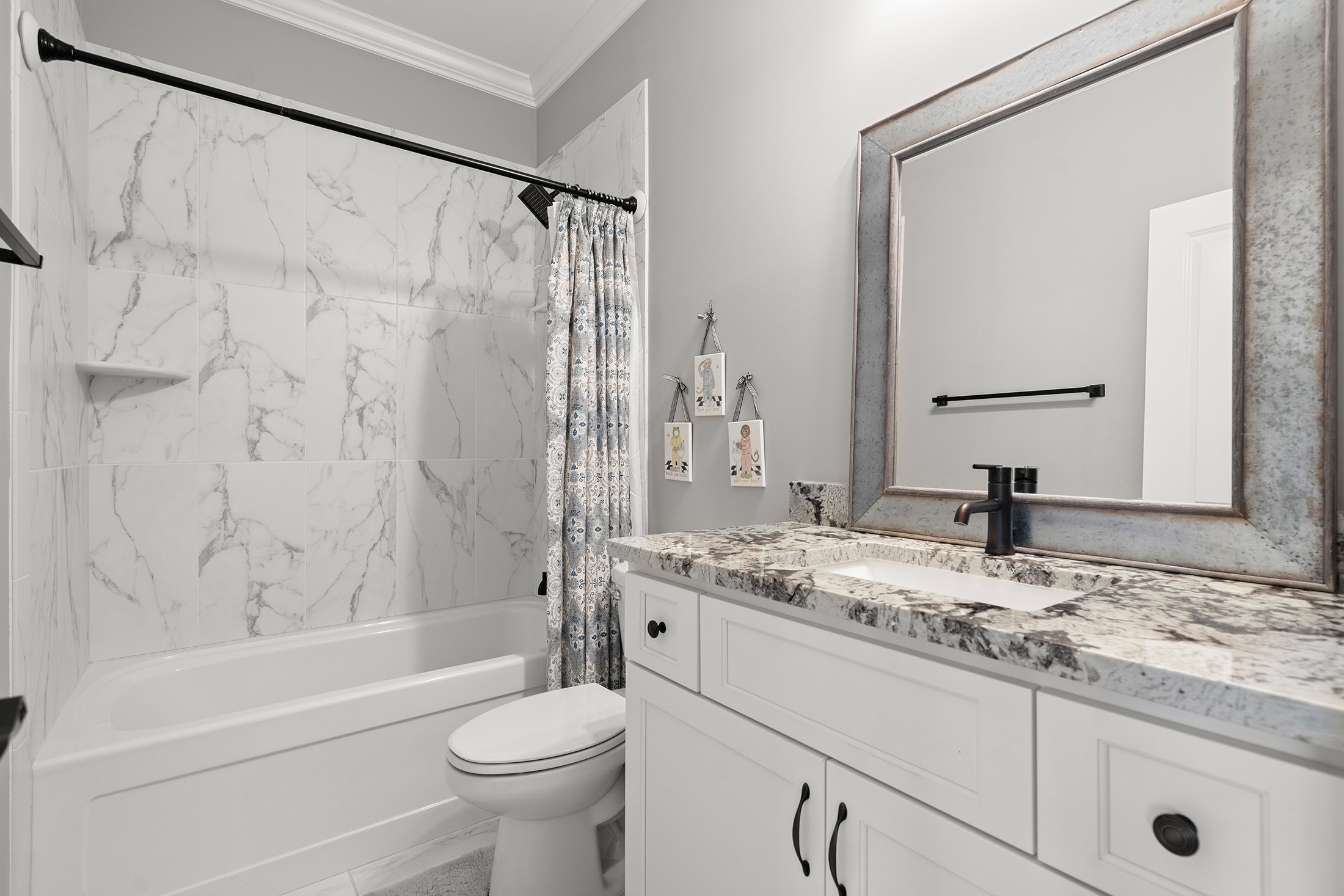  Stunning Custom Built Brick Home on Premium Private Lot in River District - 物件實景