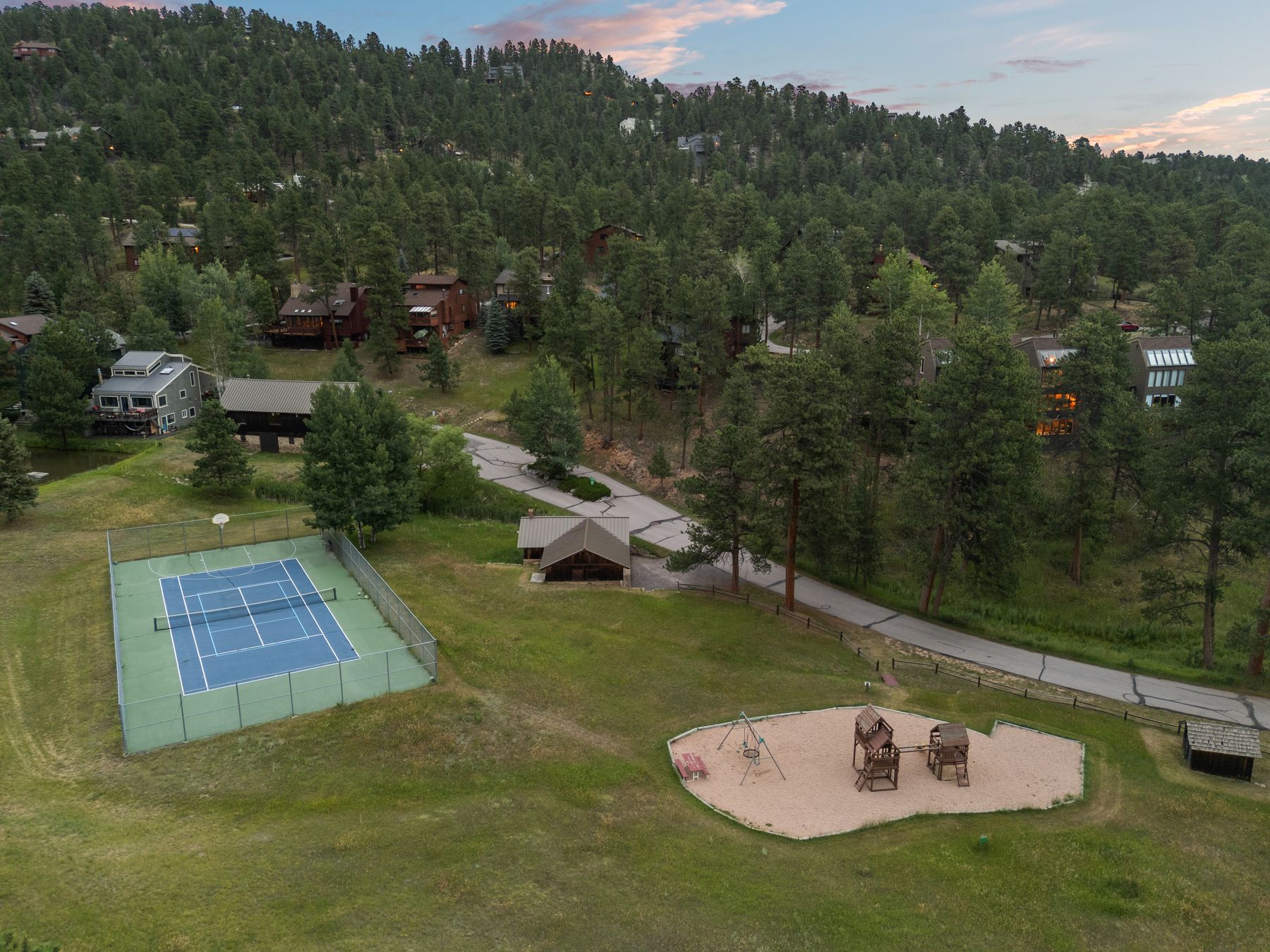  Evergreen Timbervale Retreat: Walk to Downtown, Sunrooms & Mountain View Meadow - 物件實景
