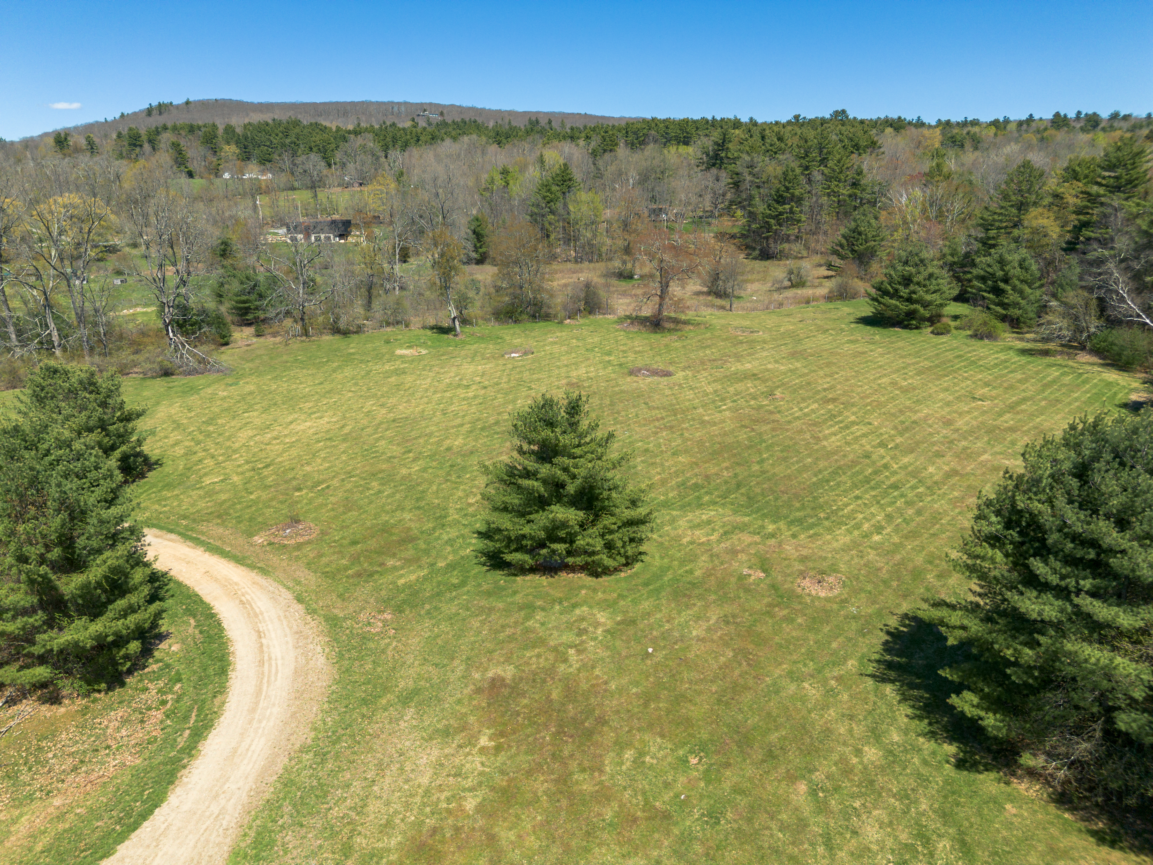  A Tranquil Berkshire Legacy: 22 Scenic Acres and a Landmark 3-Story Barn, Brookm - 物件實景
