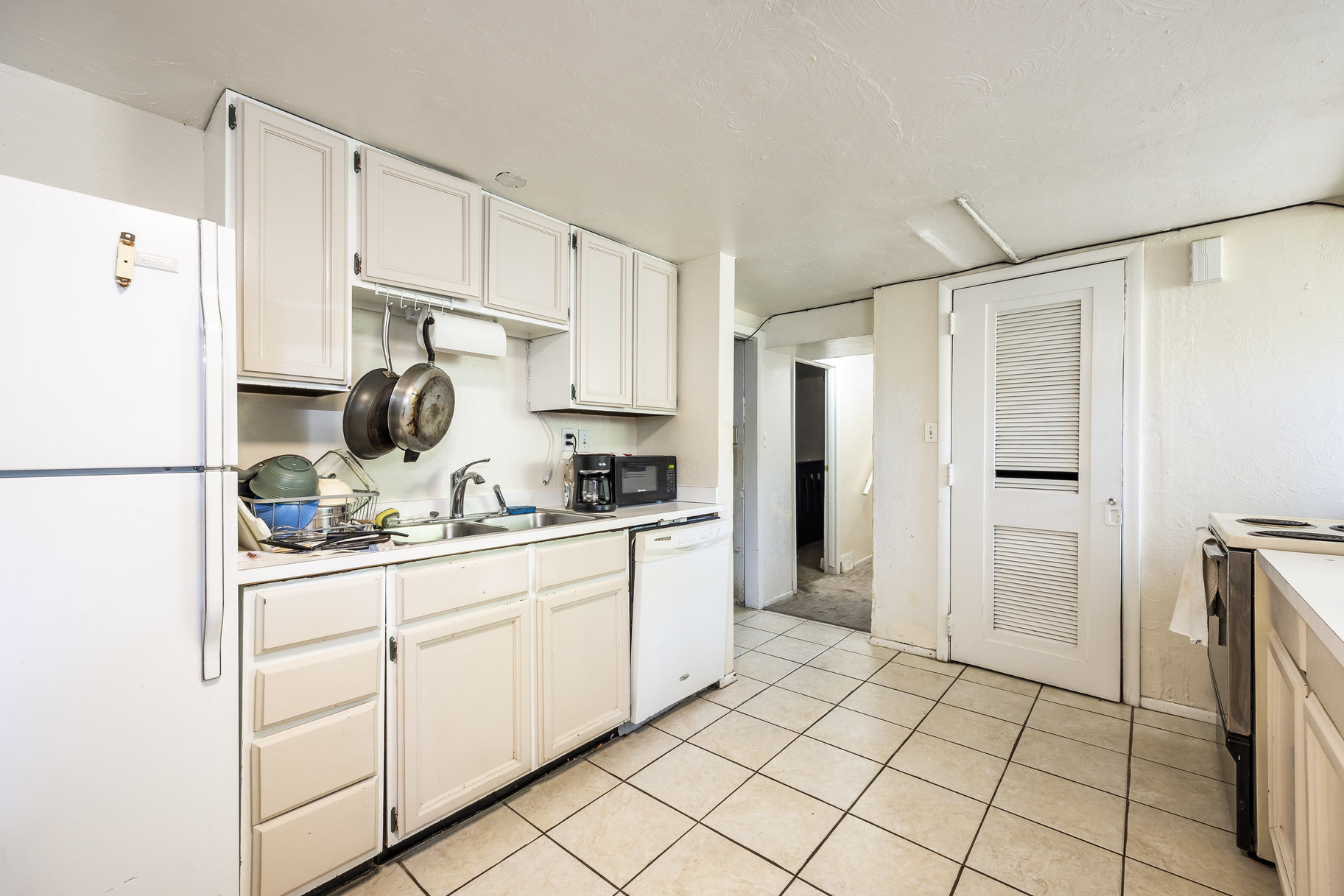  Rare Investment Opportunity on a Well-Maintained LEGAL Triplex - 物件實景