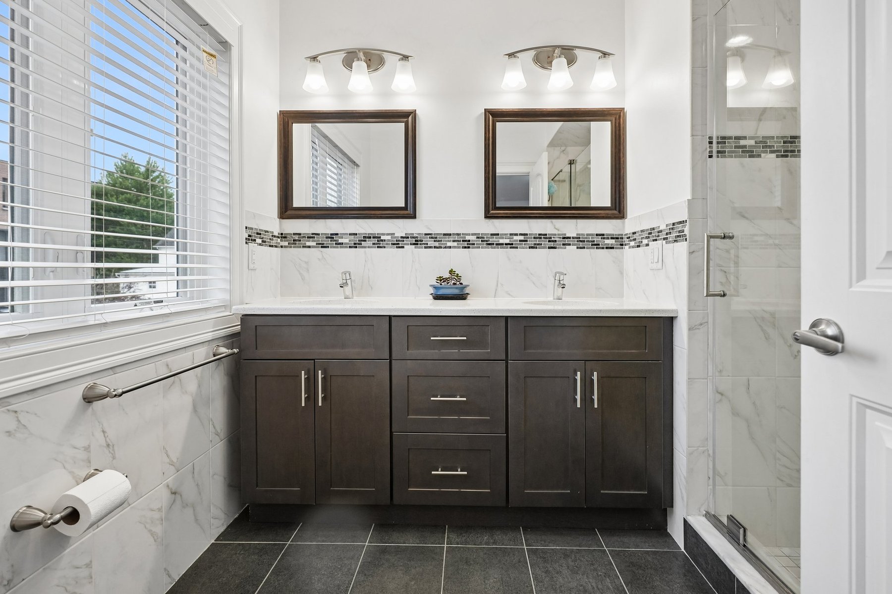  ?Steven Court Community? Meticulously Maintained Top to Bottom Townhome - 物件實景